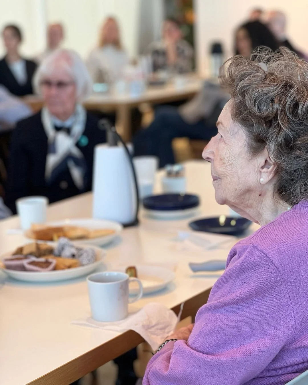 Fika, gemenskap och viktiga samtal! 🌟☕ OSTTRA bj&ouml;d in &Auml;ldrekontakts g&auml;ster till en h&auml;rlig fikastund ut&ouml;ver det vanliga i sina fina lokaler i Stockholm. F&ouml;rutom gott fika och trevliga samtal fick g&auml;sterna ocks&aring