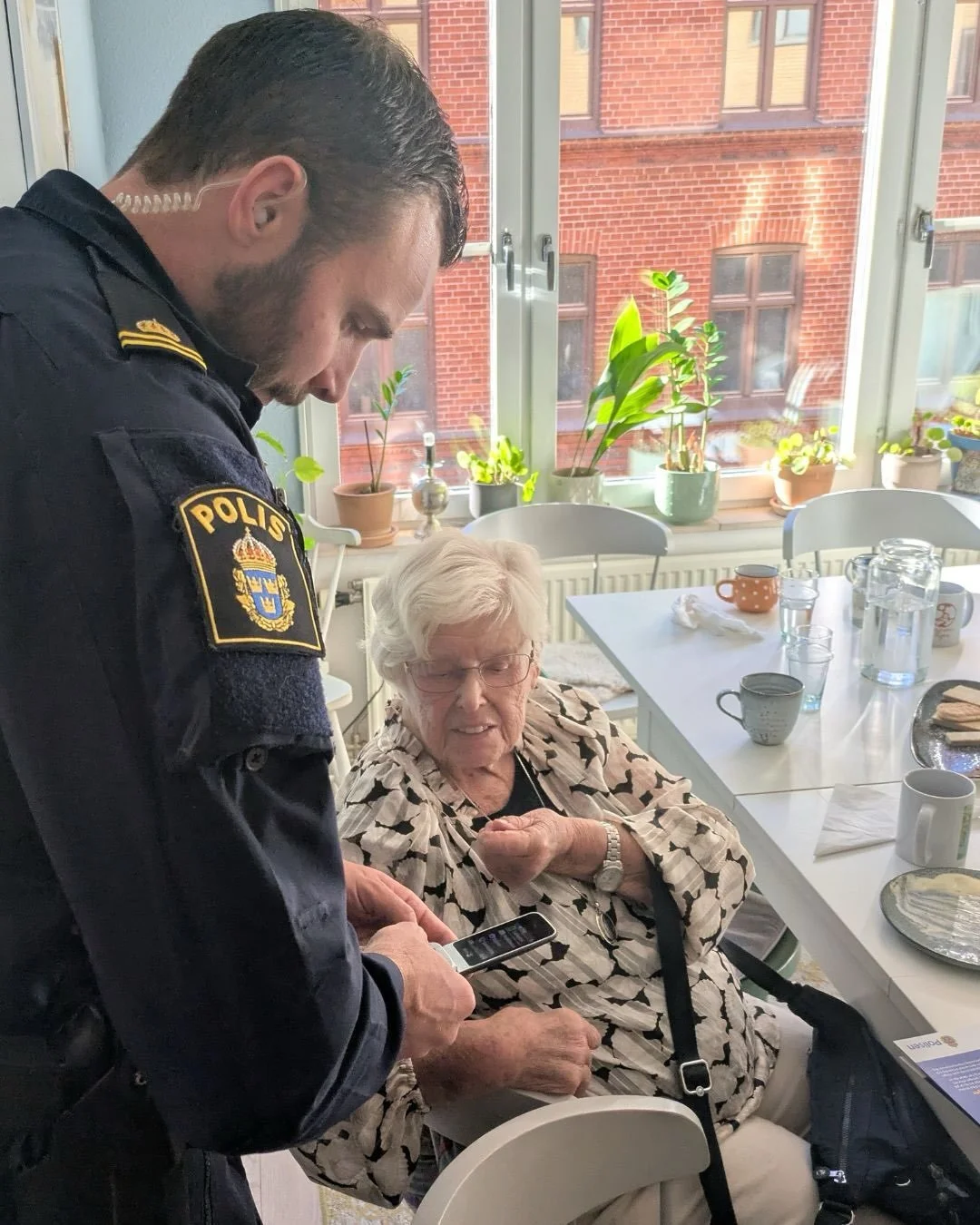 Det blev en fin eftermiddag n&auml;r Polisen kom och h&auml;lsade p&aring; oss i Malm&ouml; ☕👮 Omr&aring;despoliserna Mikael och Simon bes&ouml;kte en av v&aring;ra fikatr&auml;ffar f&ouml;r att prata om hur man kan skydda sig mot telefonbedr&auml;g