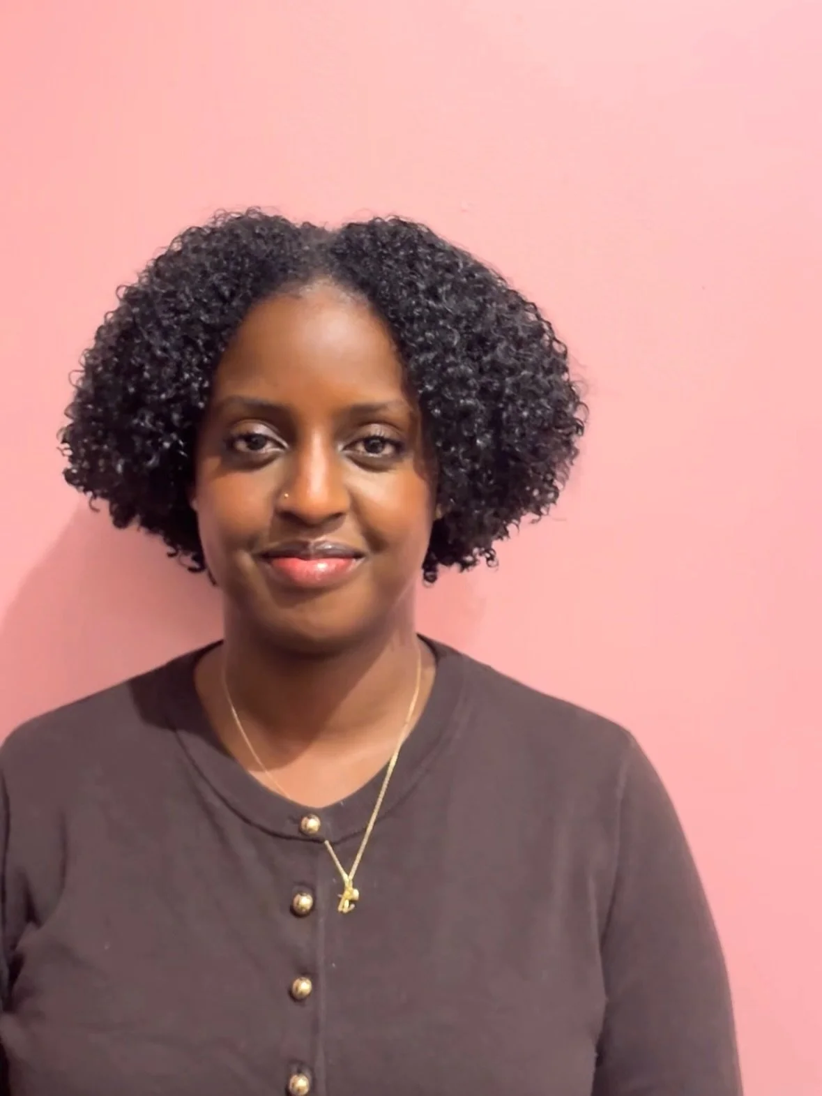 One thing about tight coils&hellip; when treated right, they shine differently ✨

Swipe to see the before 🤭
 
#kumbacurls #curlyhairdresser #krullenkapsterantwerpen