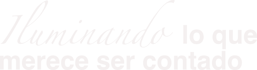Spanish text reading 'Iluminando lo que merece ser contado' in a stylish font on a black background.