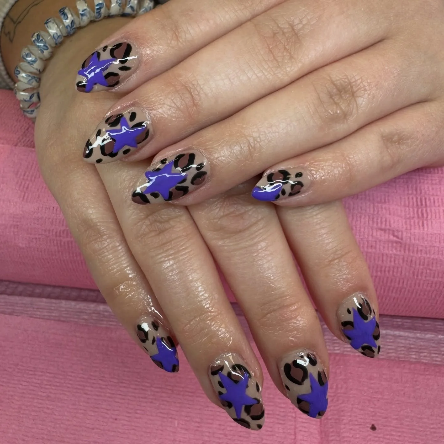 leopard print 🤝 stars 

#handpainted #naturallengthnails #hardgel #taylorsscnails #gvlscnails