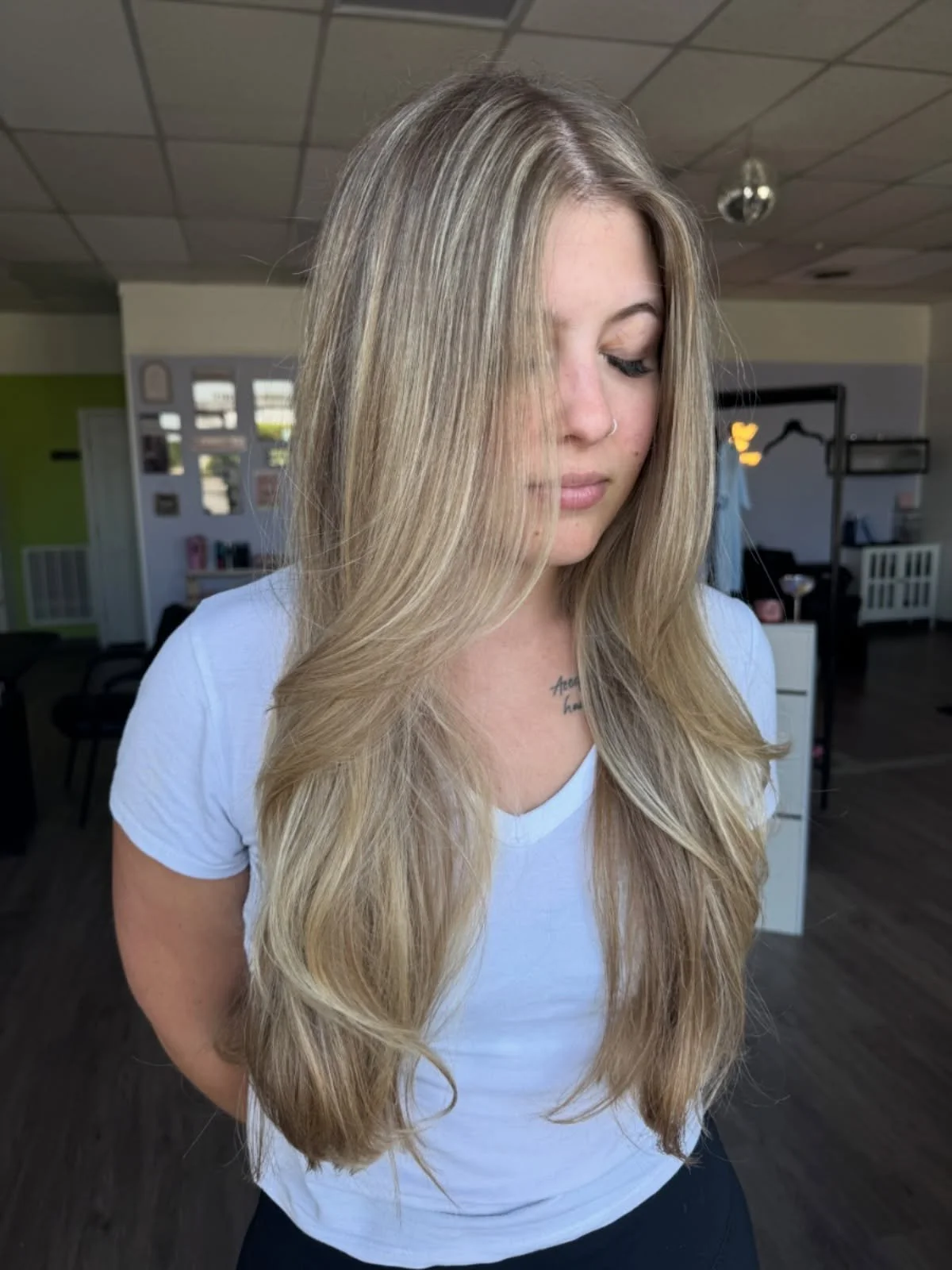 This is your sign to go blonder for the summer 👀☀️

@beauty__by__raquel 

#summerblonde #taylorsscsalon #gvlscsalon #yeahthatgreenvillesc
