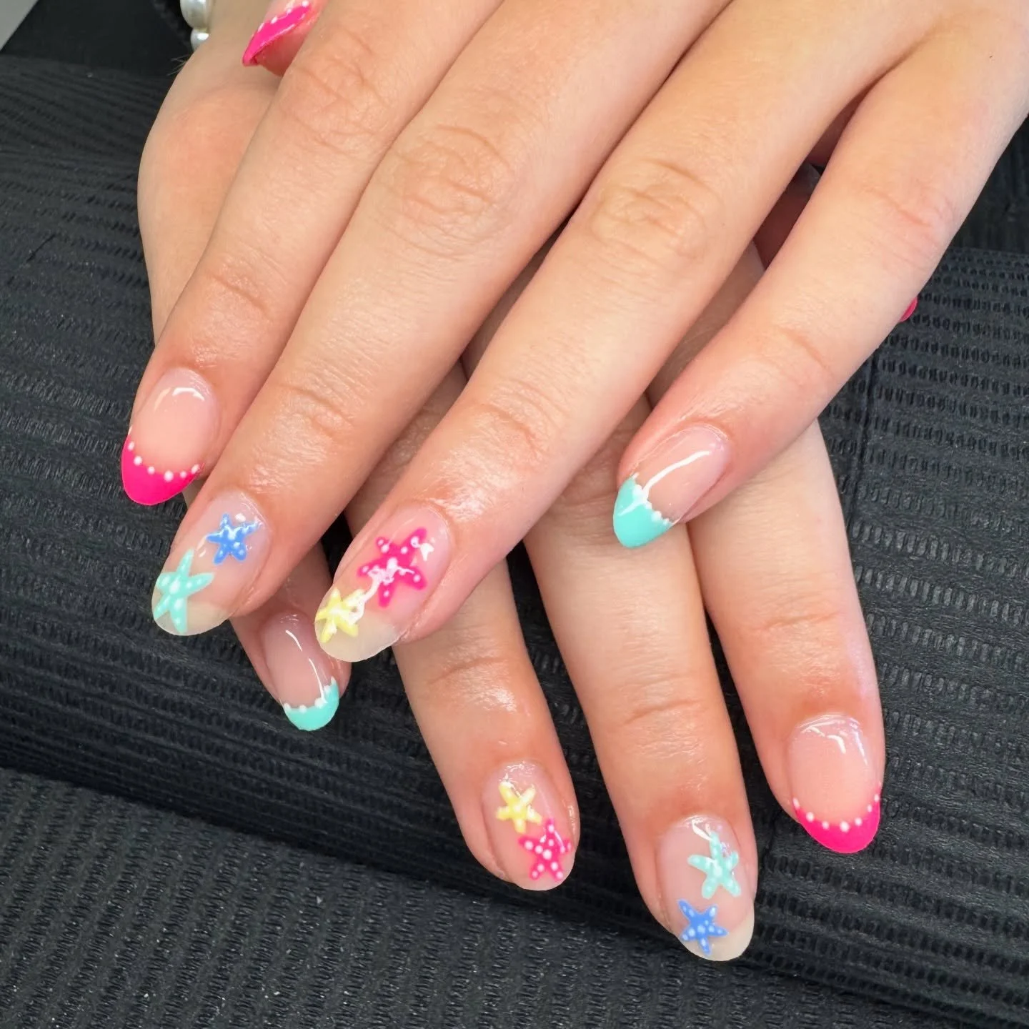 This heat is calling for summer nails ⛱️💅

#acceptingnewclients #summernails #luminarygelsystems