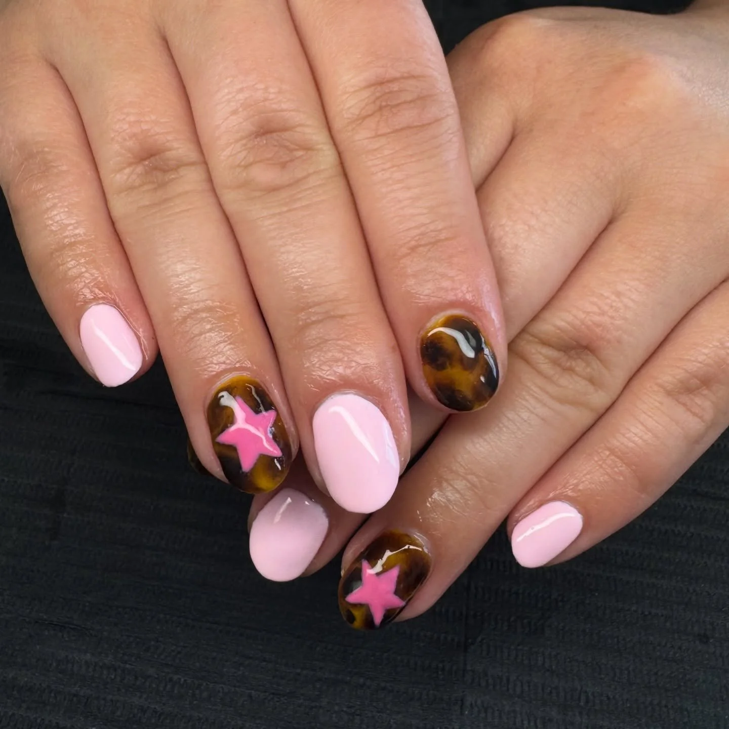 Pretty in pink 🎀

#hardgel #nailart #greerscnails #taylorsscnails #gvlscnails