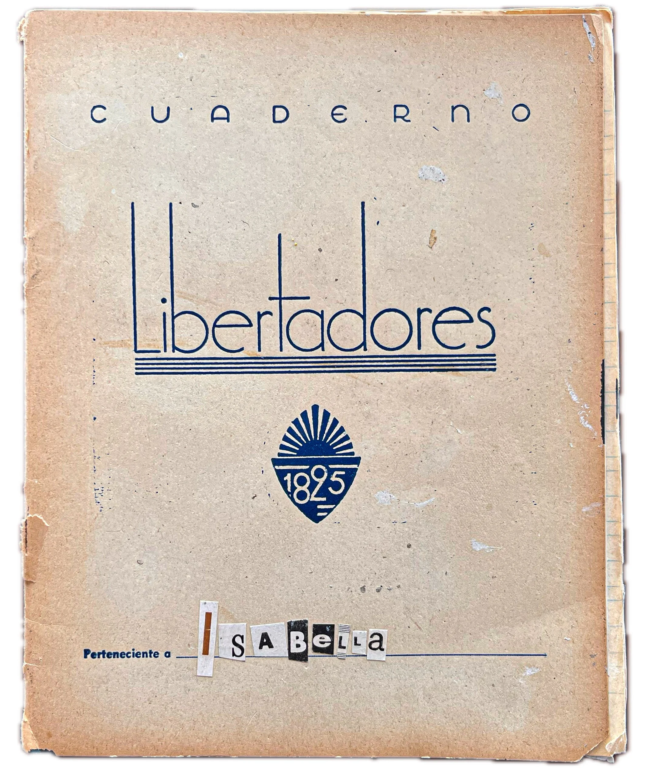 Capa de um caderno antigo com a palavra 'Libertadores' na capa, selo de 1825 e nome 'Isabella' em letras recortadas coladas na parte inferior.