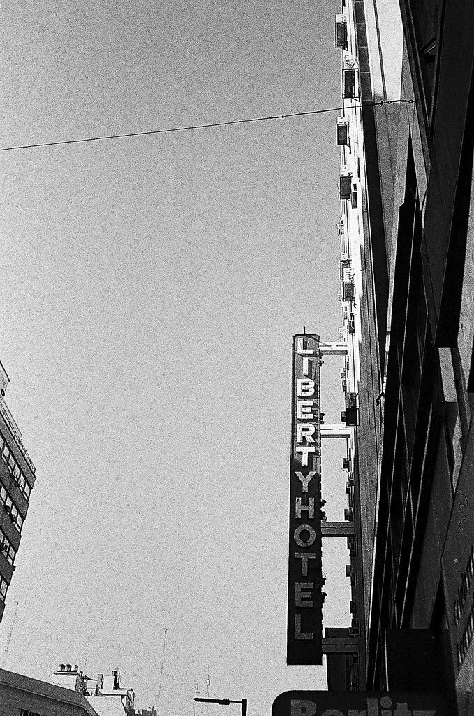 Prédio com letreiro iluminado que diz "Liberty Hotel"