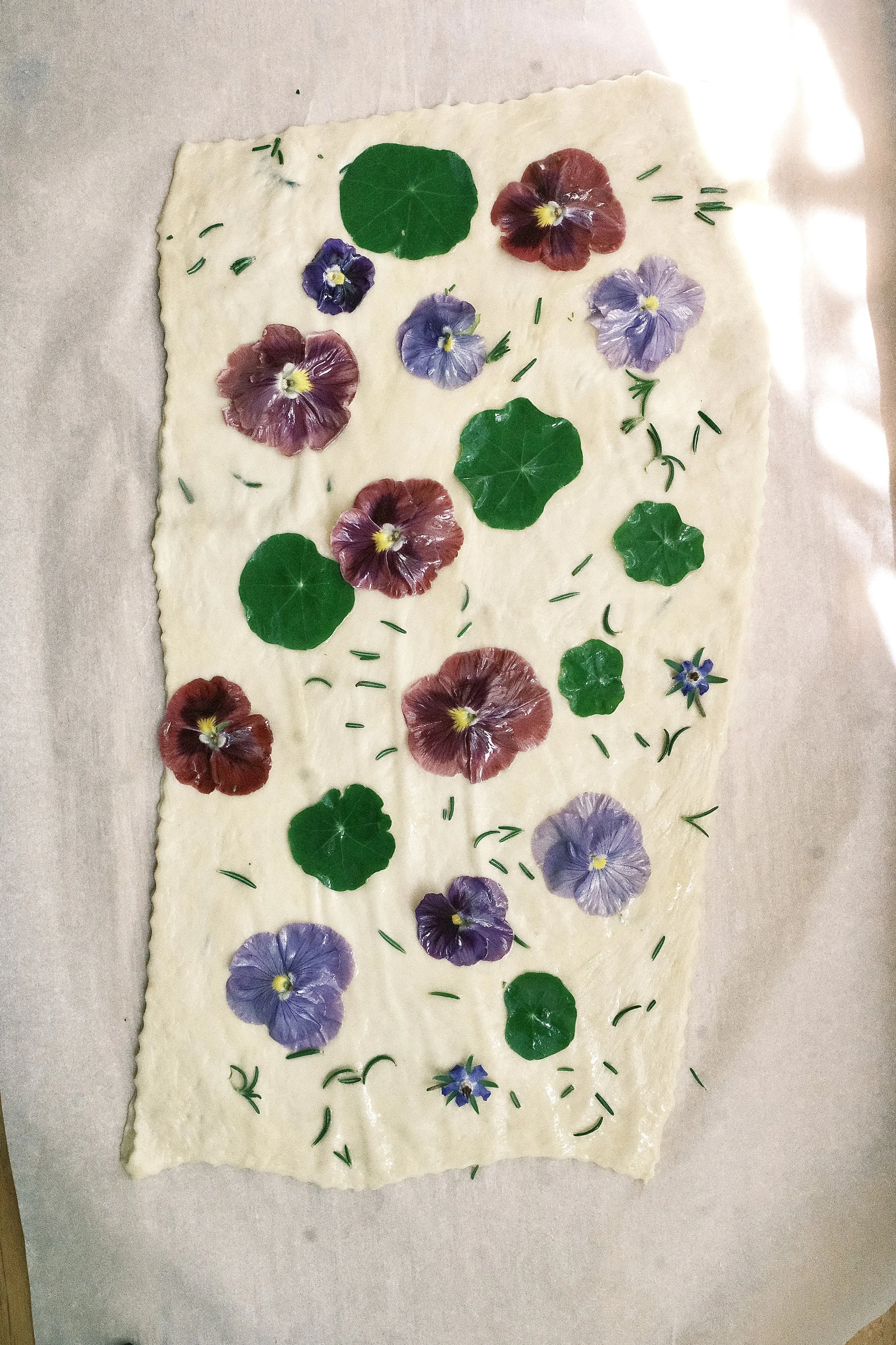 Rustic &amp; Herby Edible Flower Crackers