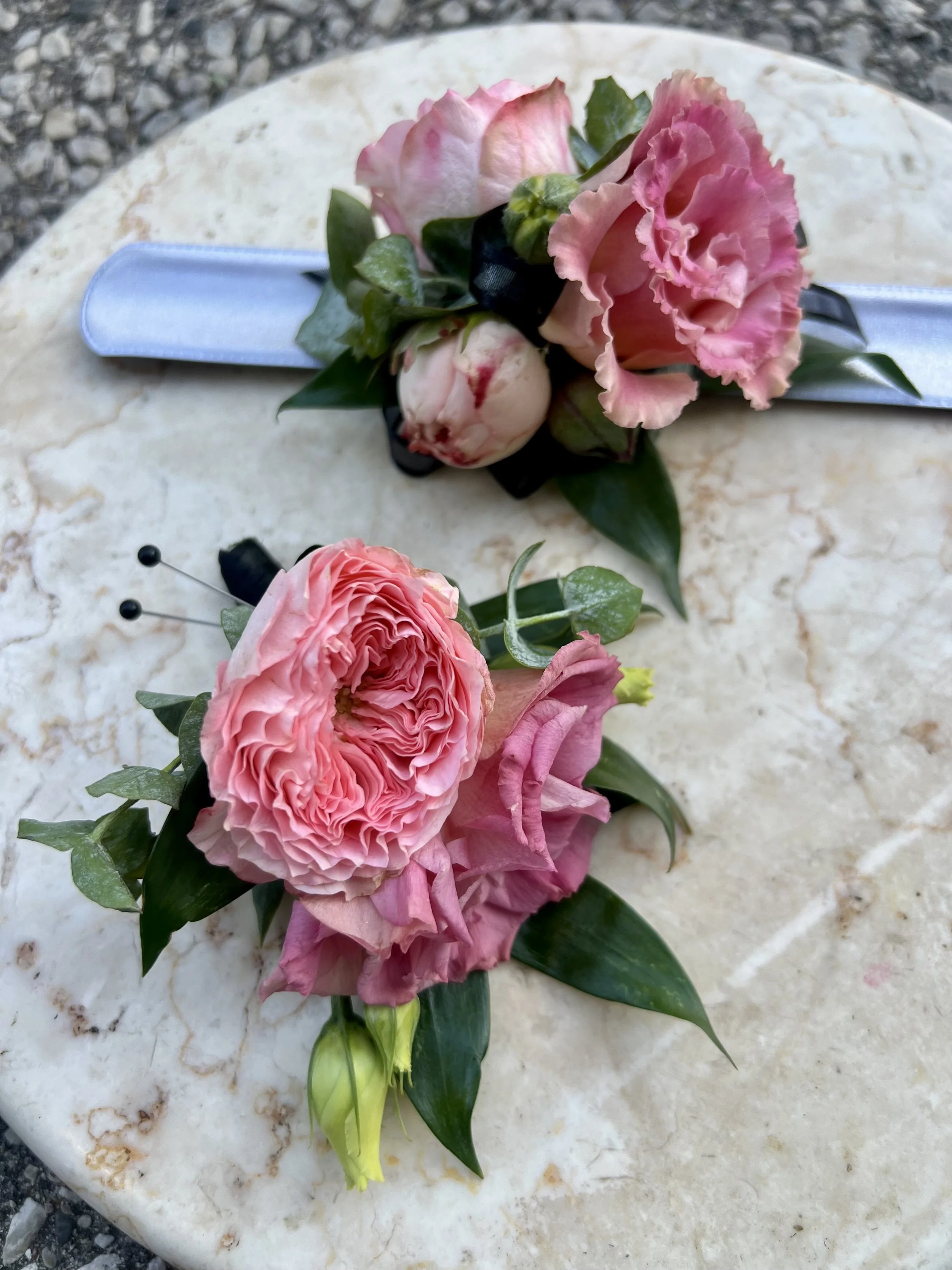 CORSAGES & BOUTONNIERES