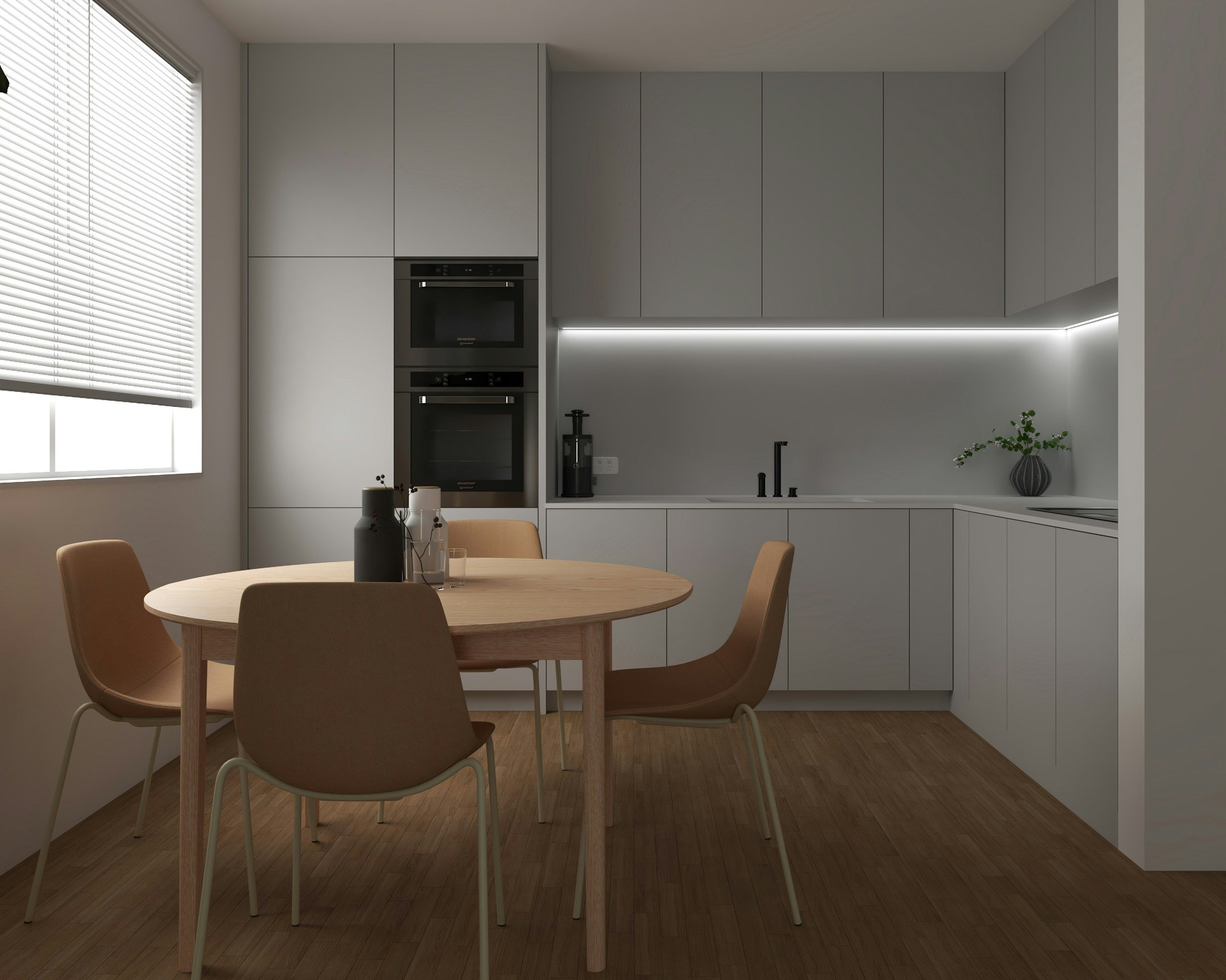 Moderne Küche mit grauen Schränken, einem runden Holztisch und sechs braunen Stühlen, Fenster mit weißen Jalousien, Holzfußboden, und minimalistischer Dekoration inklusive grüner Pflanze in einer Vase.