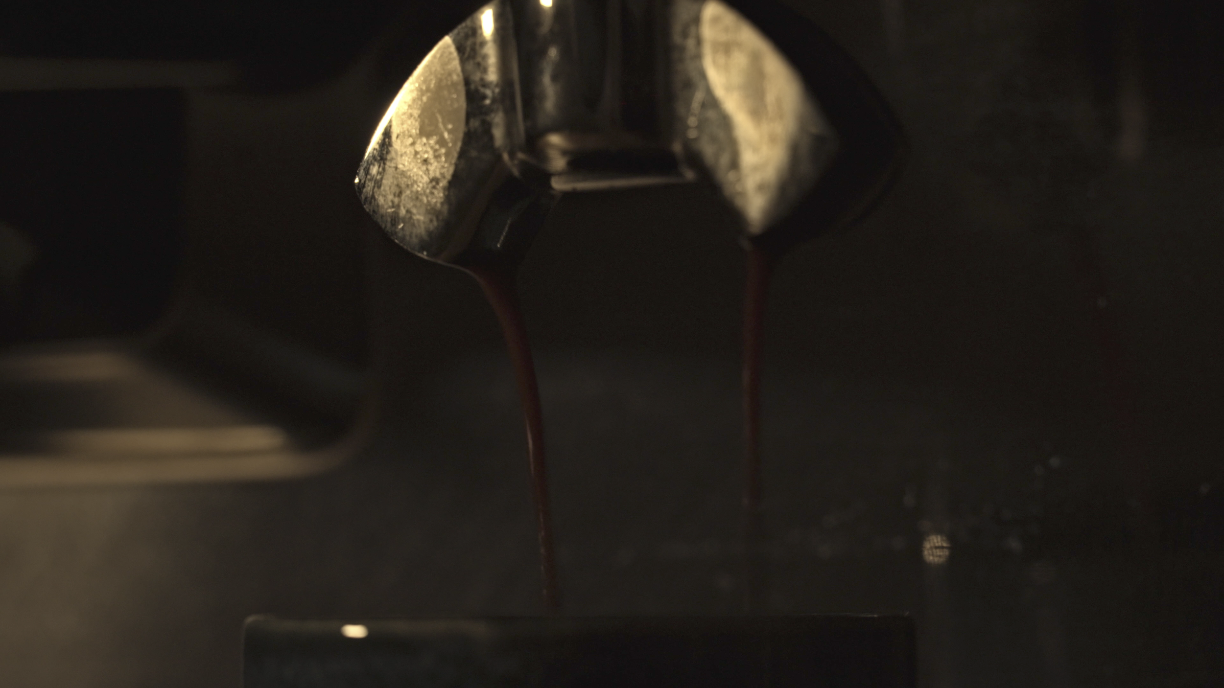 Nahaufnahme einer Espressomaschine, beim Kaffee extrahieren.