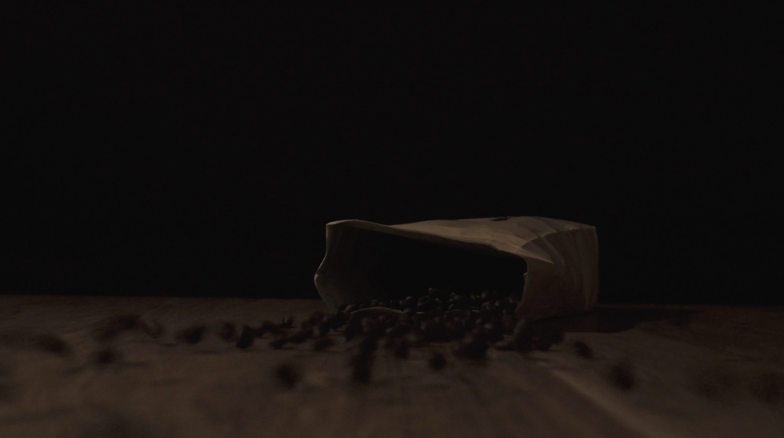 Sachet mit getrockneten Kräutern auf einem Holztisch, im Hintergrund dunkel