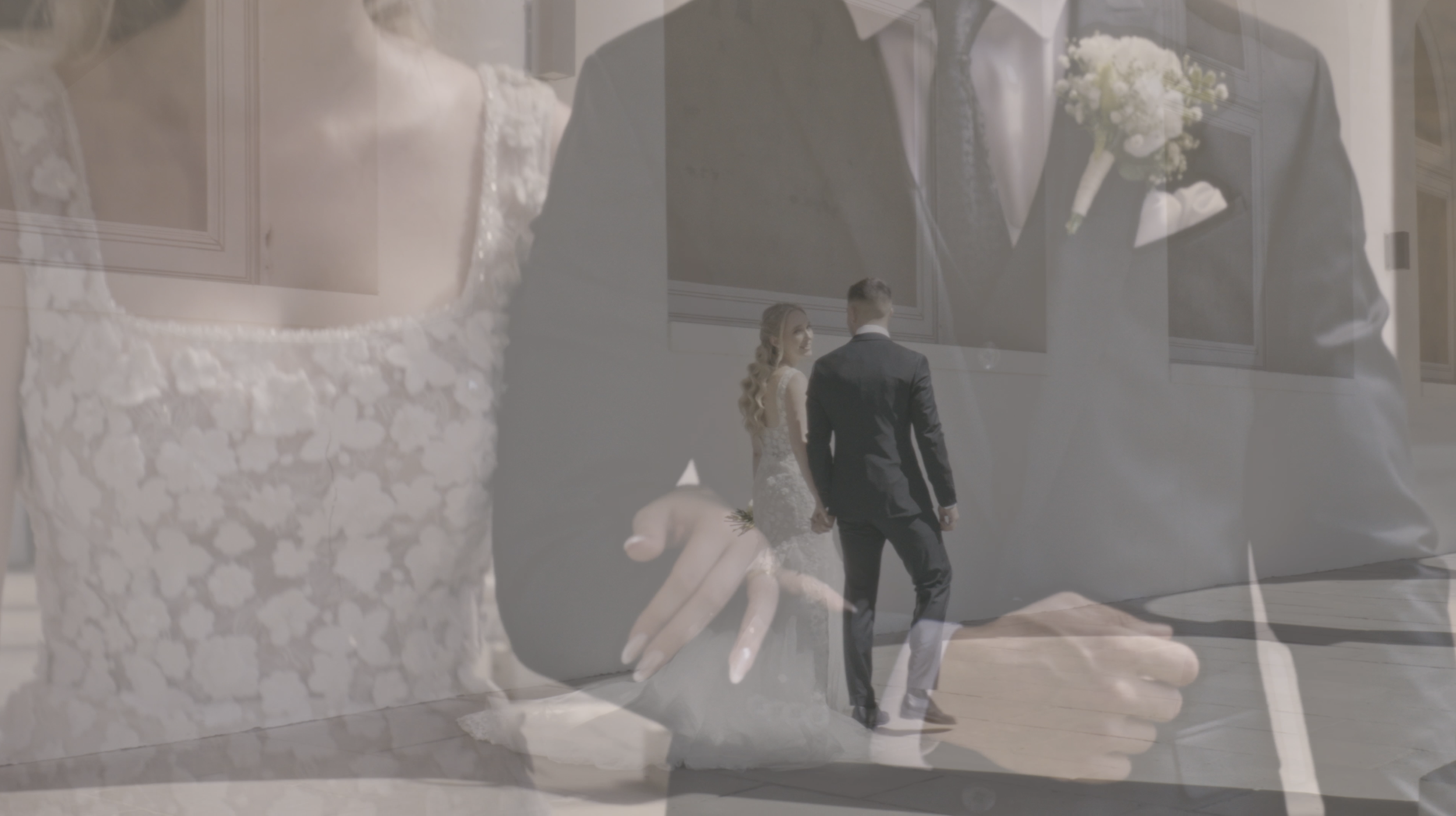 Mehrere übereinander gelegte Fotos eines Paares bei ihrer Hochzeitsfeier, inklusive Details des Brautkleids und Anzugs.