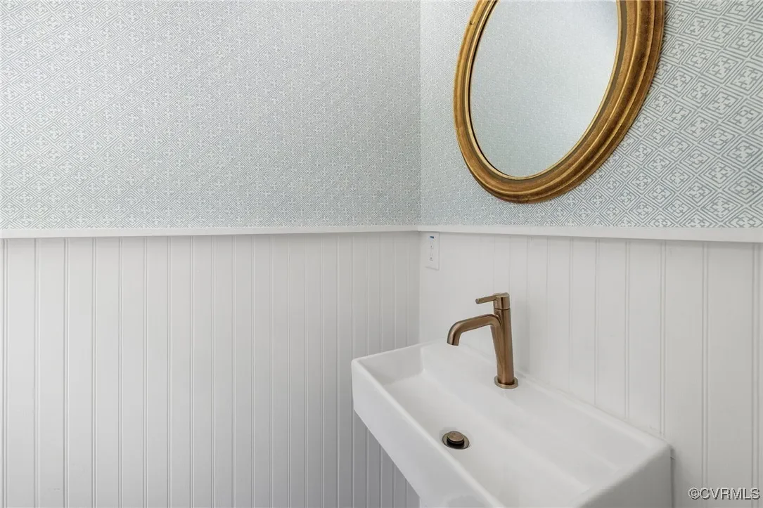 1223 Wilmer Ave. Powder Bath.webp