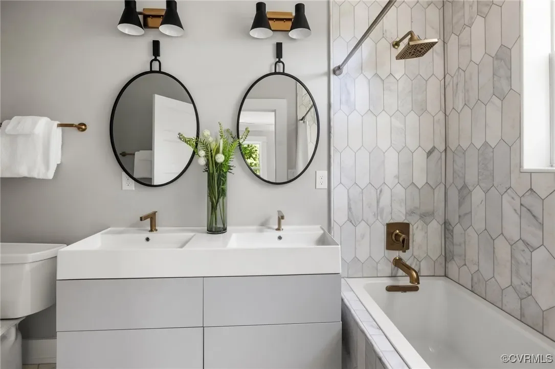 1223 Wilmer Ave. Bathroom.webp