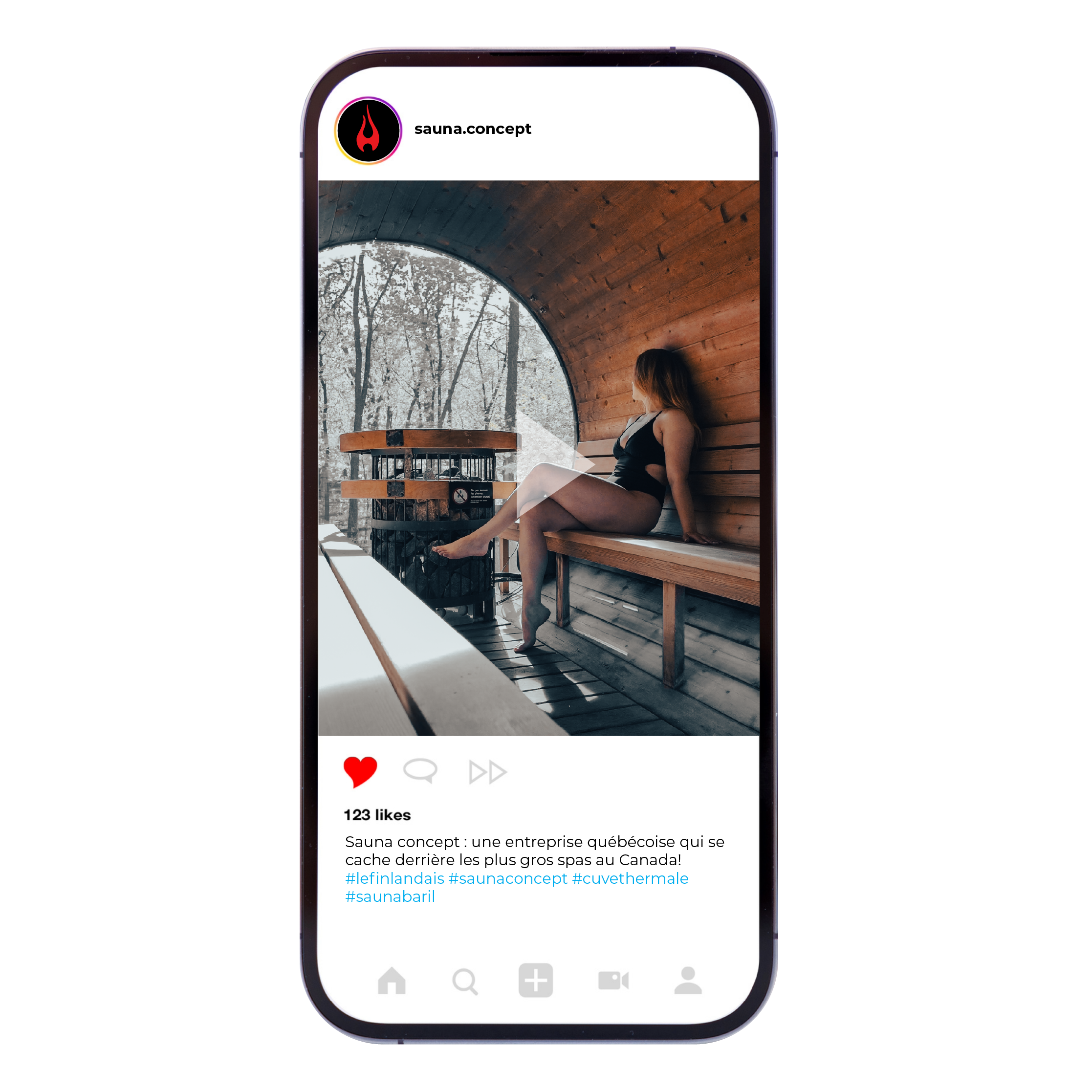 Publication Instagram montrant une femme assise dans un sauna en bois, visage de profil, avec arbres visibles par une fenêtre, et description en français de l'entreprise québécoise spécialiste des spas de sauna. Contenu UGC Québec.