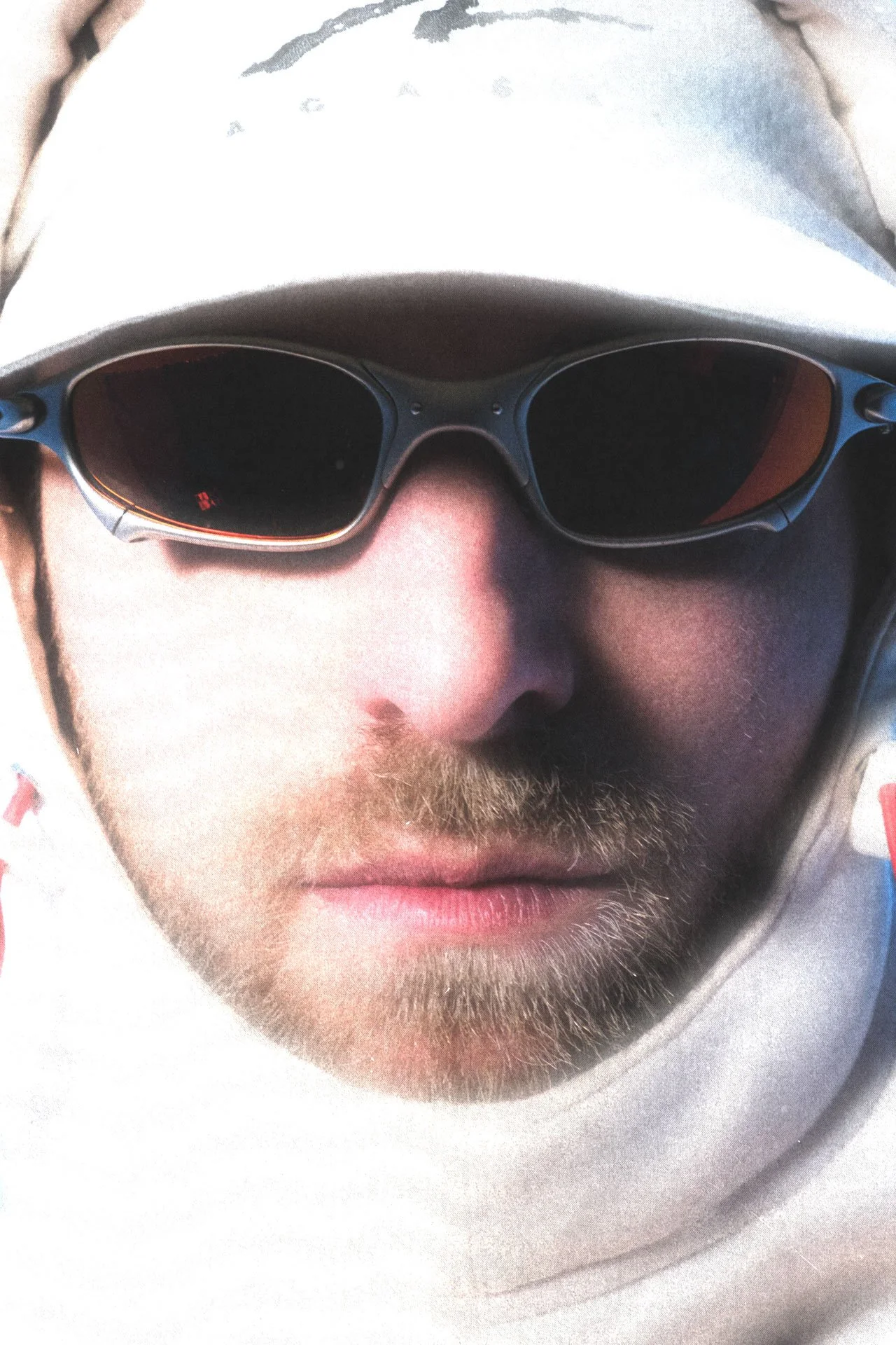 Photo d'un homme portant des lunettes de soleil et un casque, vu de face.