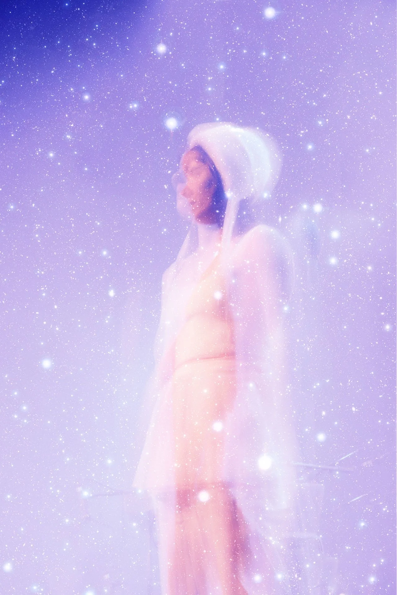 Une personne portant un hoodie, entourée d'un effet de cosmos avec des étoiles et des lumières éclatantes.