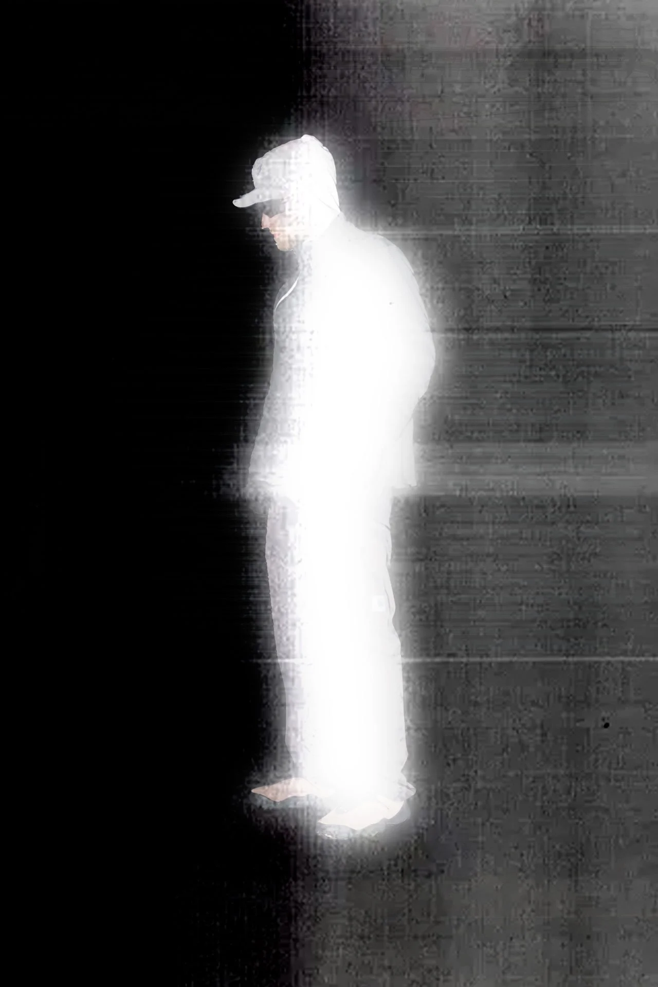 Un portrait d'une personne portant une casquette, visible en profil, avec un contraste élevé et un effet de glow autour d'elle.
