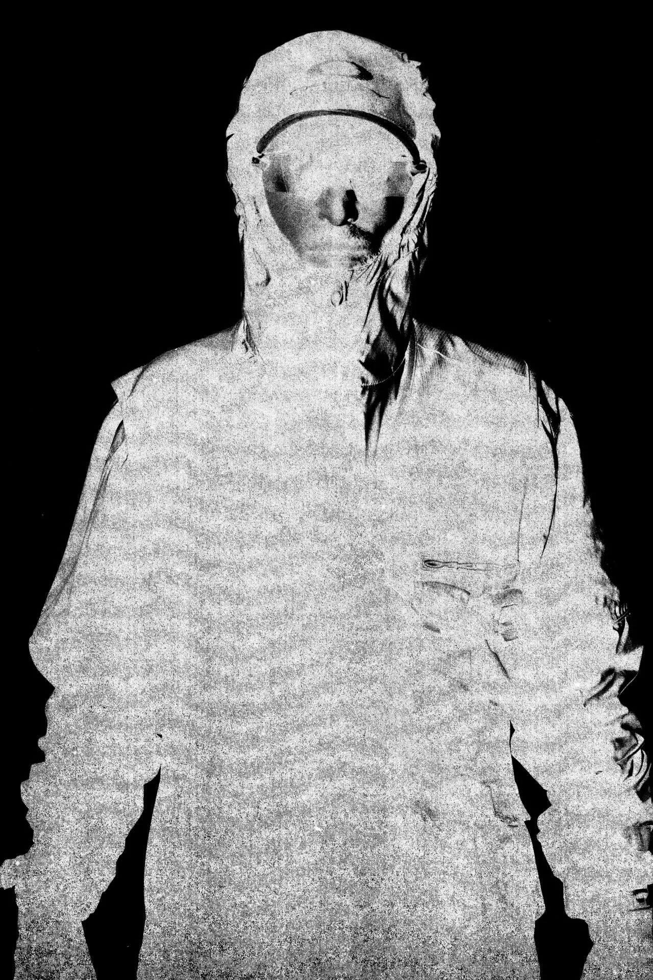 Silhouette d'une personne portant un casque de réalité virtuelle, avec un contraste élevé en noir et blanc.