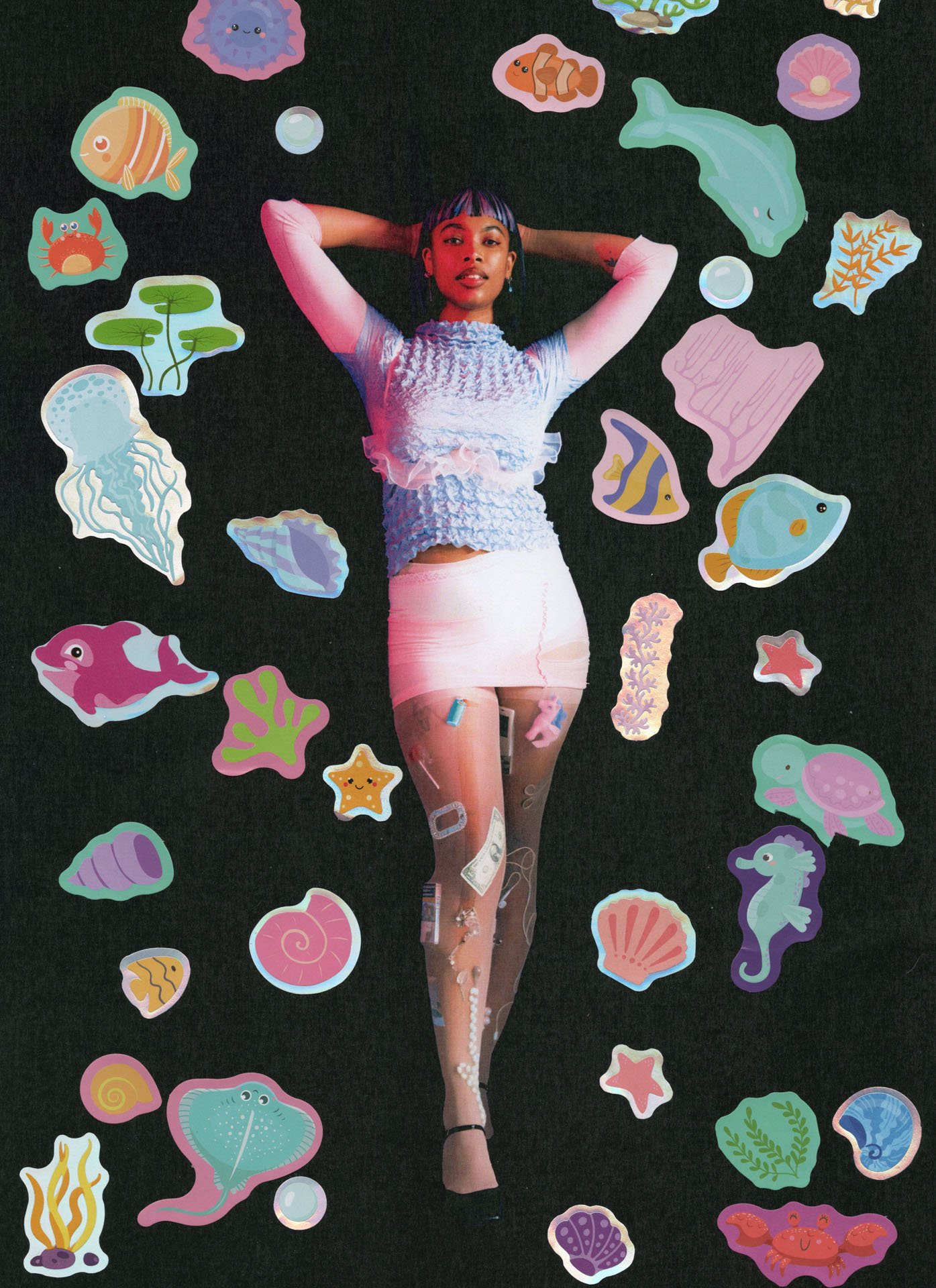 Une femme pose avec les bras derrière la tête, entourée de stickers colorés d'animaux marins et de coquillages sur un fond noir.