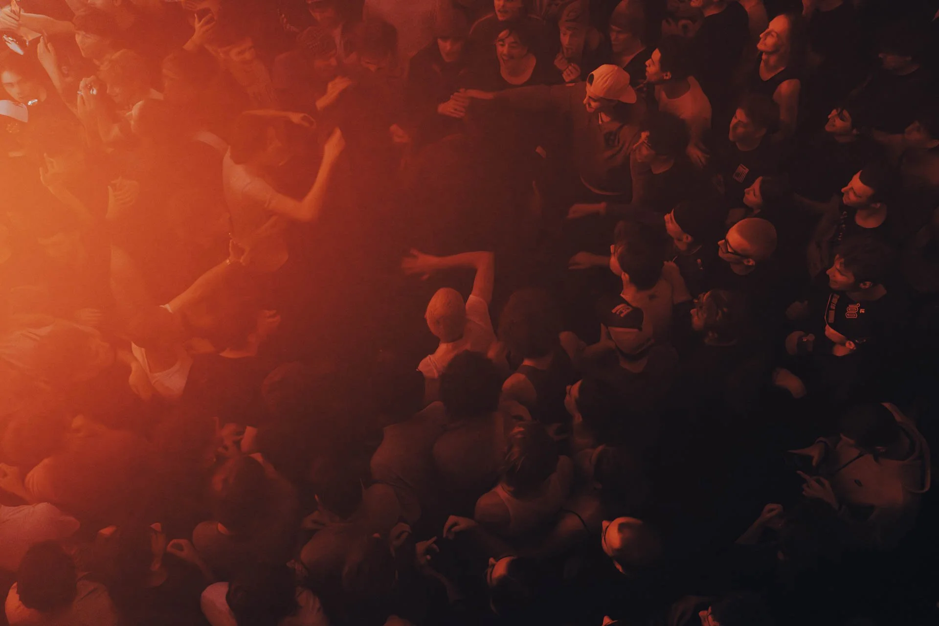 Une foule de jeunes discutant et socialisant dans une ambiance chaleureuse et détendue.