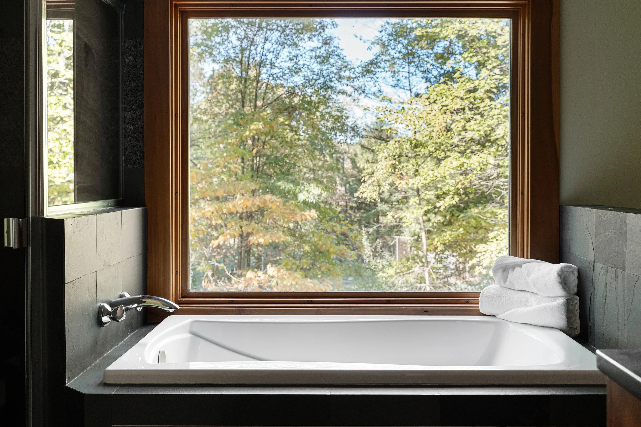 When the Monday Blues hits you hard... you need a little spa moment in your soaking tub🫧. Enjoy beautiful forest views🌿 to melt away your worries.