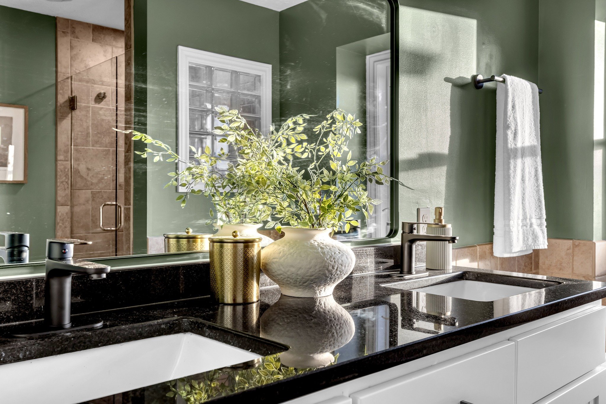 Shout out to the newest member of our team: @kaylamclean.photo . She has an incredible eye for detail, just look at these beautiful shots! 
Not only is she part of our team, but she runs her own wedding photography business - talk about multitalented