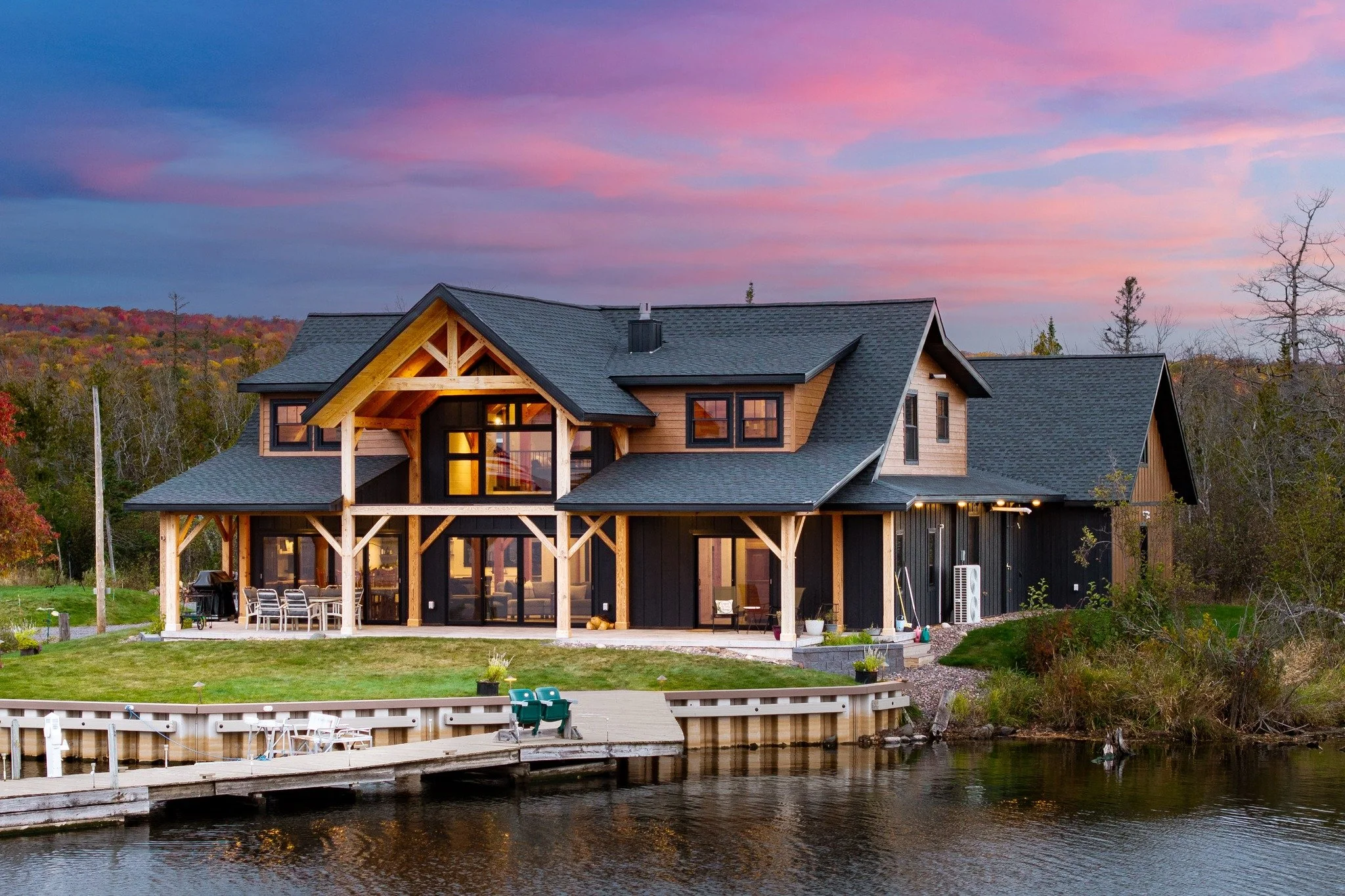 ✨🌅Friday Night Twilights are back!🌅✨ Say hello to this gorgeous build by @woodhouse_timber_frame. 

@kylebultman absolutely went above and beyond for this shoot. If you think the outside is phenomenal, just wait til you see the inside 😍More photos