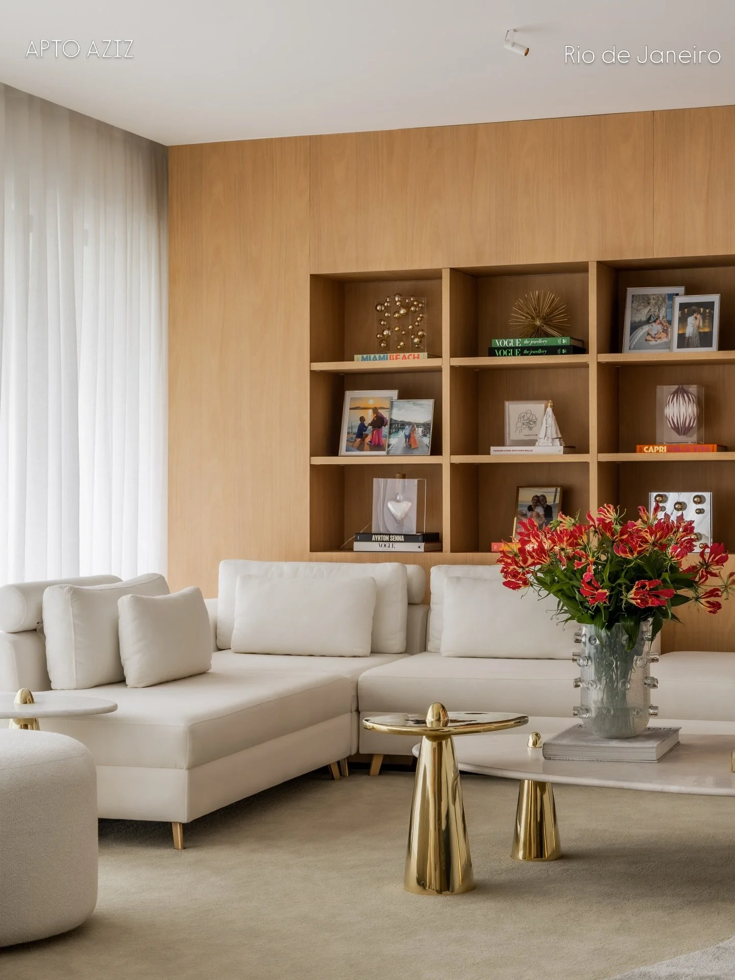 Arquitetura tamb&eacute;m &eacute; sobre atmosfera.

Neste projeto no Rio de Janeiro, buscamos criar um ambiente onde eleg&acirc;ncia e acolhimento coexistem de forma natural. A materialidade em madeira, os tecidos claros e a presen&ccedil;a da arte 