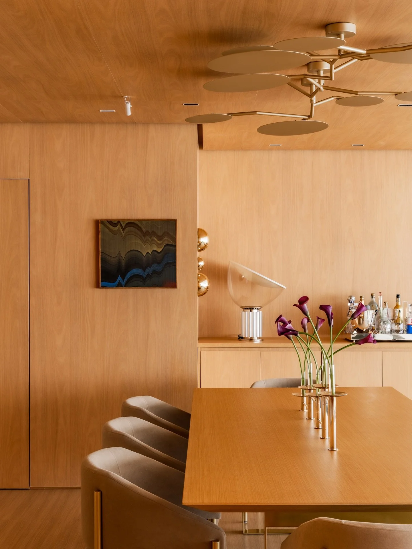 Apto Aziz 
Rio de Janeiro | RJ

Um grande cubo em madeira estrutura o espa&ccedil;o e emoldura a sala de jantar, abrindo-se para uma paisagem contemplativa do Rio de Janeiro.

Arquitetura que busca equil&iacute;brio, eleg&acirc;ncia e singularidade e