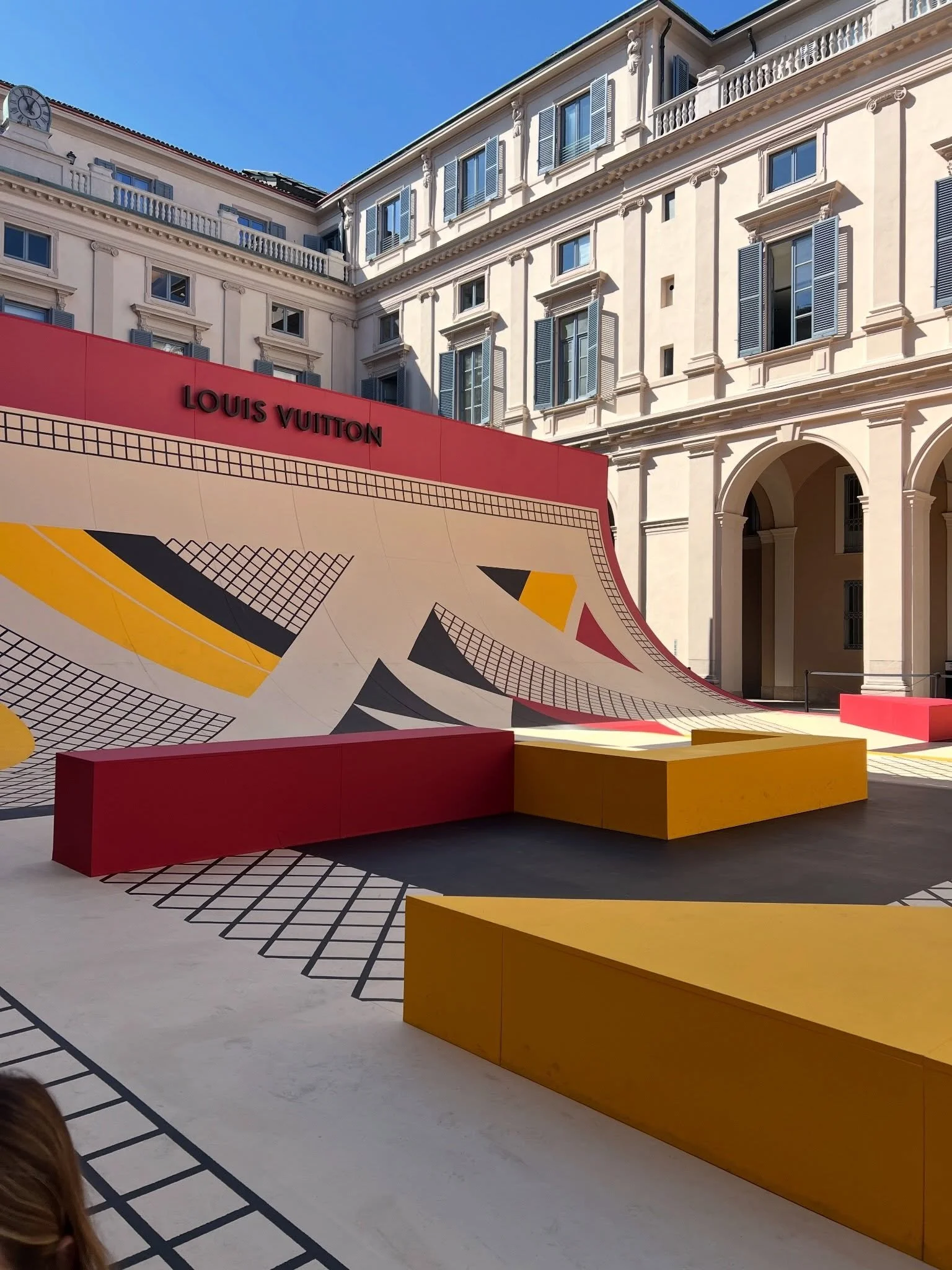 Na Milan Design Week, a Louis Vuitton transforma o Palazzo Serbelloni em uma verdadeira c&aacute;psula do tempo.

Entre passado e futuro, a maison revisita os ic&ocirc;nicos Objets Nomades, trazendo de volta o legado de Pierre Legrain com a reedi&cce