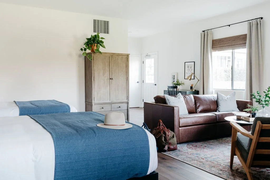 1 Queen Bed in Kendall Building (All-Inclusive: Male-Only Lodging + Meals)