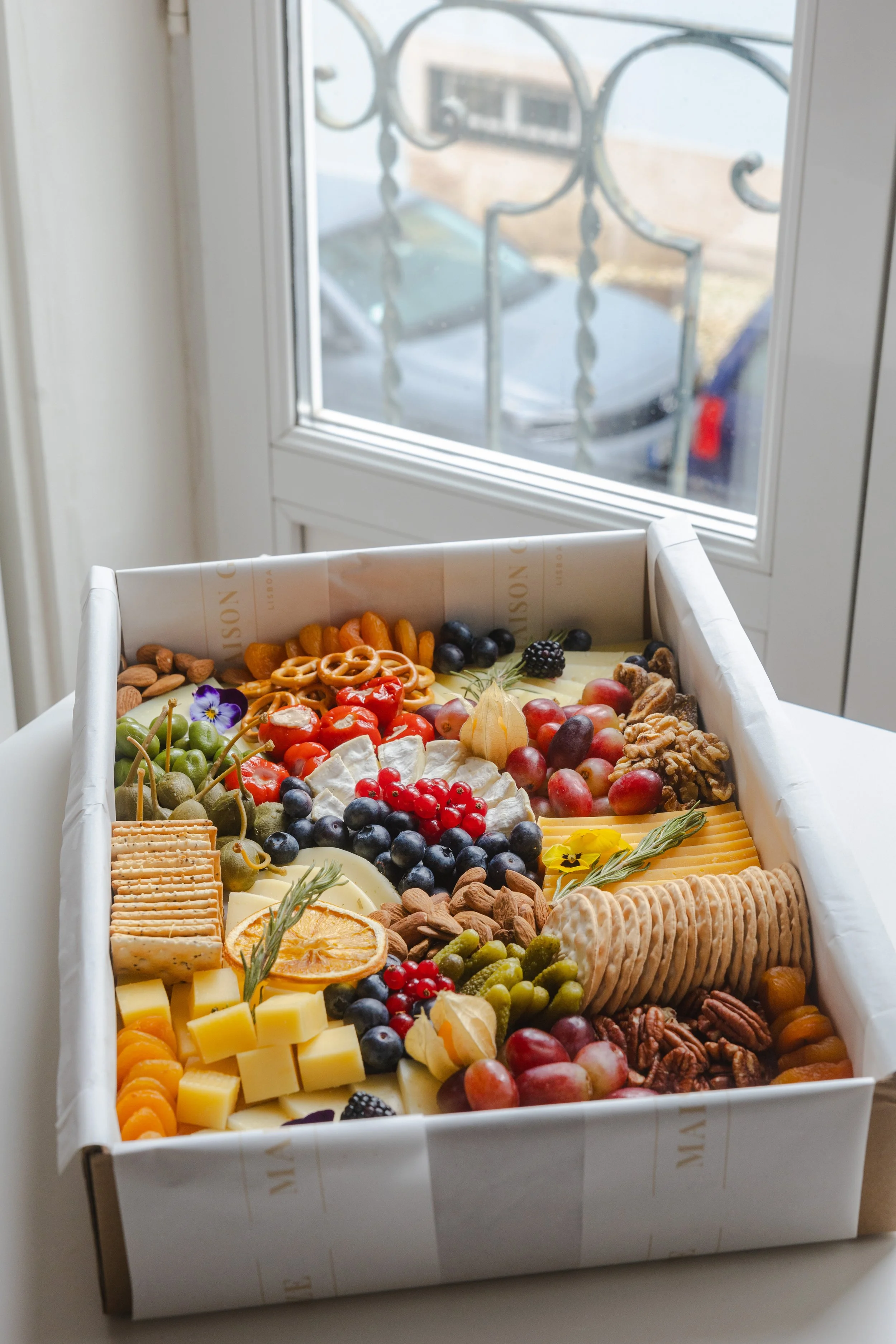 Luxury cheese and charcuterie grazing box delivered in Lisbon