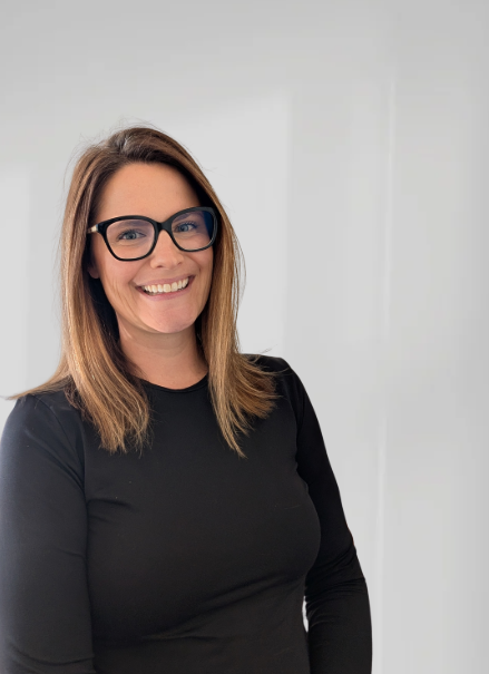 Laura Crespo, female SEO consultant standing against a plain white wall.