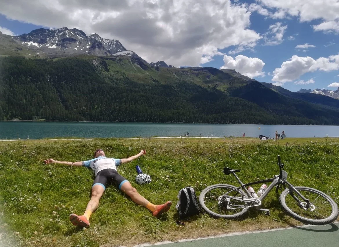 Michiel Top rust uit bij het meer van Silvaplana na een etappe van de Engadin Bike Giro.