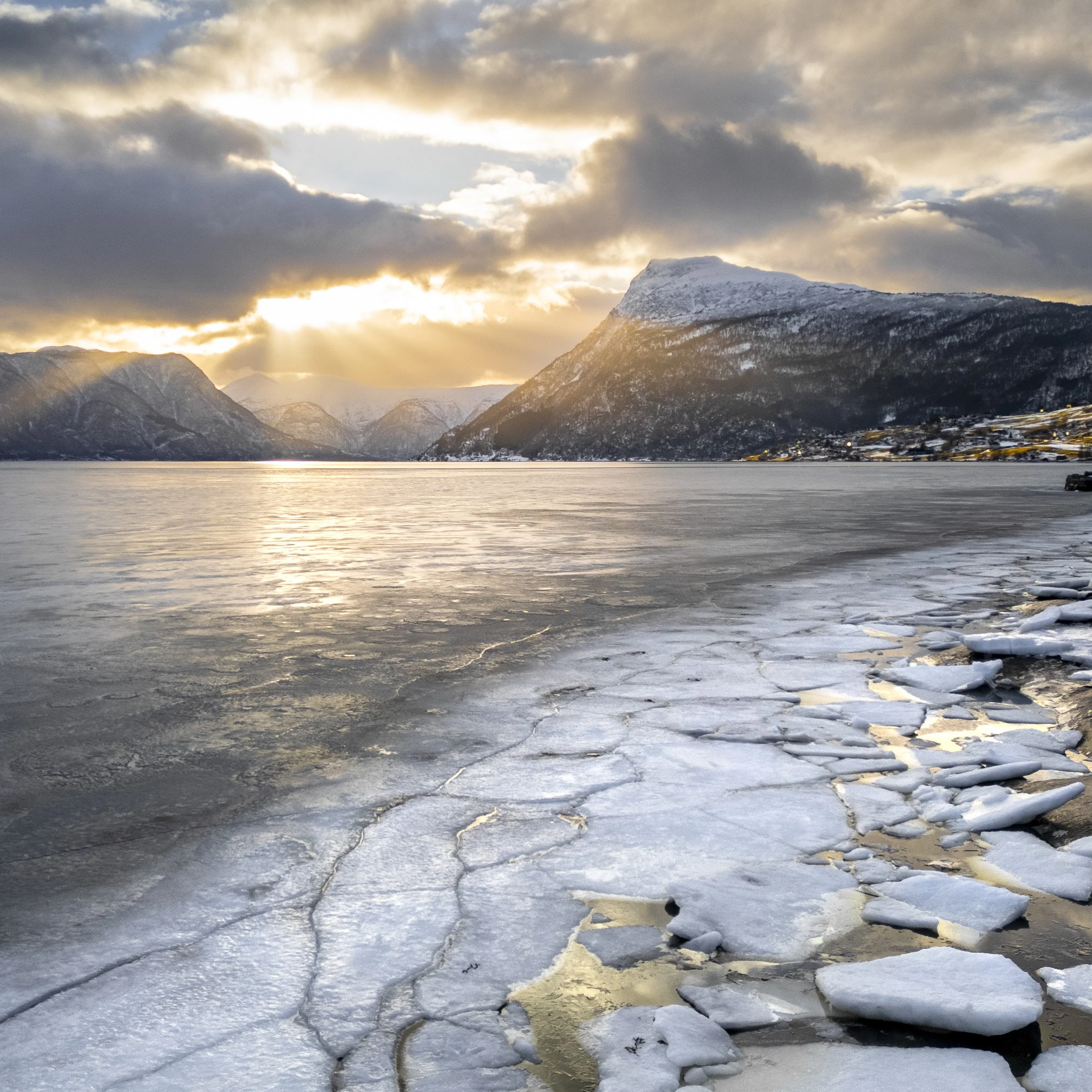Islagt Lustrafjord under Molden