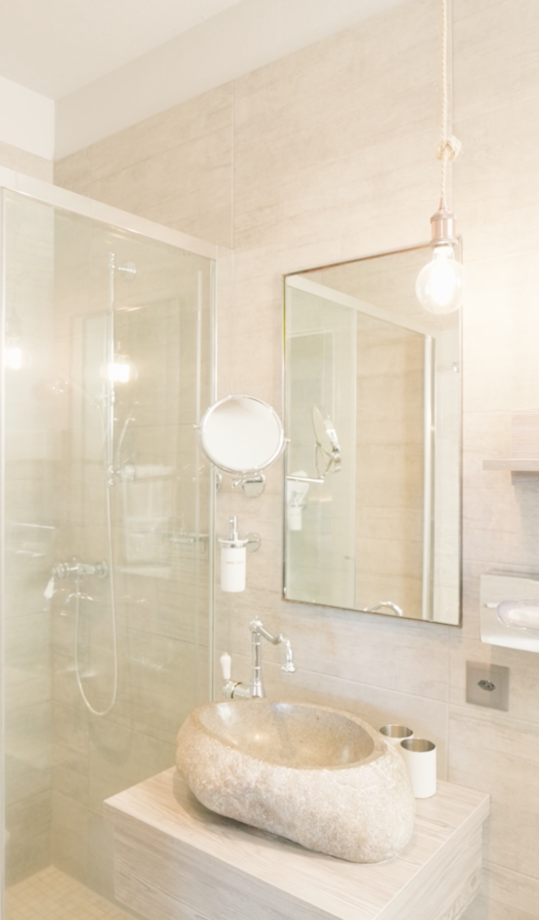 Boutique Hotel Seven 03.png