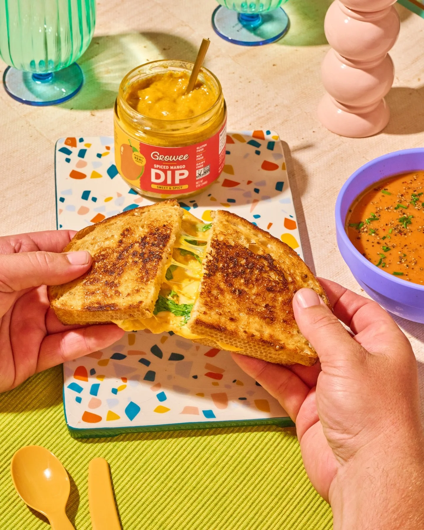 I became a CPG brand photographer because I&rsquo;m good at math: @groweefoods spiced mango dip but put it in a grilled cheese + dip it in tomato soup&hellip;😍 = PERFECTION. SEE?! A+ Gold Star 💁&zwj;♀️💁&zwj;♀️💁&zwj;♀️

Thanks to my boyfriend for 