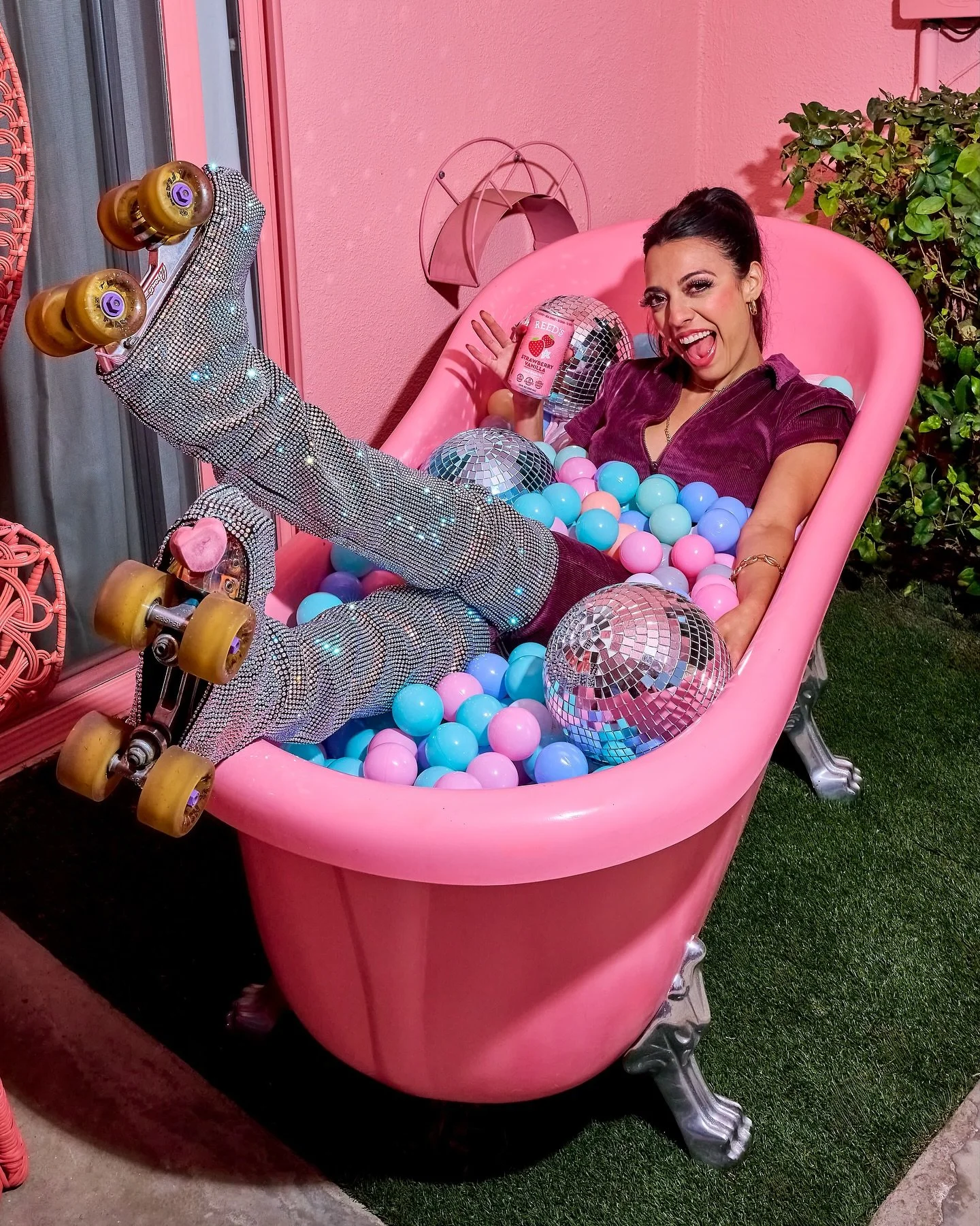 Me: &ldquo;Bring your skates and we&rsquo;ll just casually put you in a pink outdoor bathtub with disco and ballpit balls&hellip;&rdquo;
@alyssatortomasi: &ldquo;Can I bring my sparkle thigh high length skate covers?&rdquo; 
Alyssa understood the ass