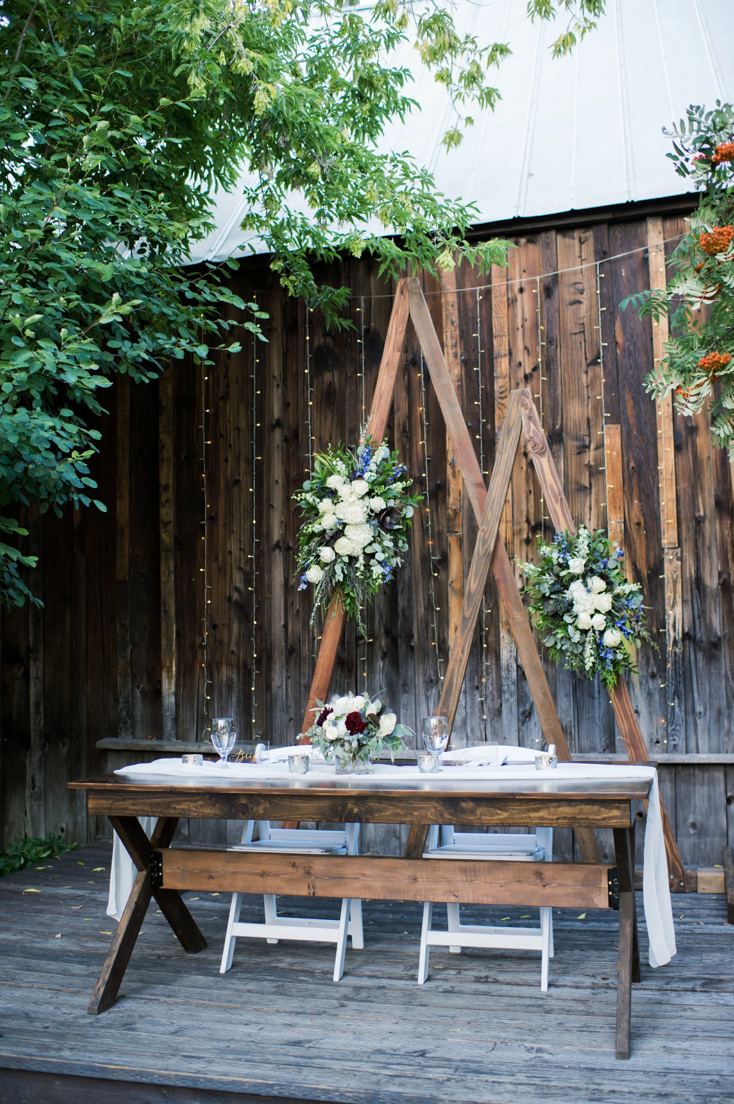 An image of a bride and groom table outside at StoneHouse101. StoneHouse101 is an intimate indoor outdoor events venue in Roslyn, Washington, hosting weddings, birthdays, anniversaries, and more near Cle Elum, WA.