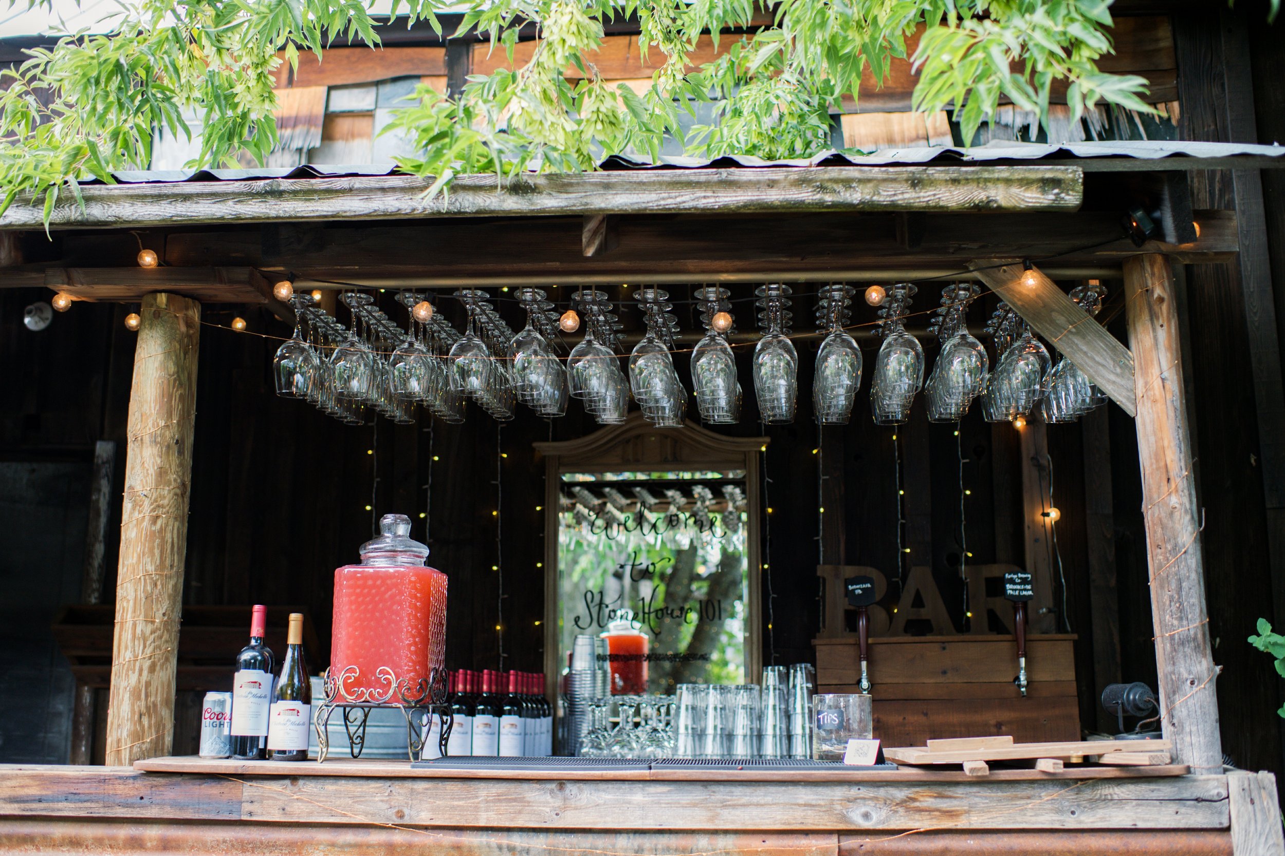 An image of the outdoor bar at StoneHouse101. StoneHouse101 is an intimate indoor outdoor events venue in Roslyn, Washington, hosting weddings, birthdays, anniversaries, and more near Cle Elum, WA.