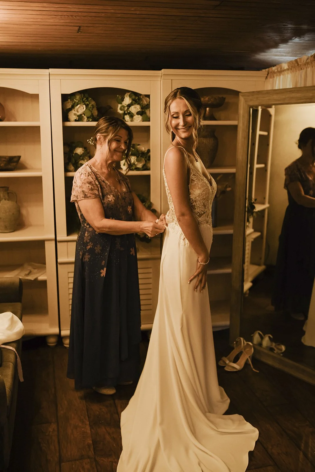 An image of a mother and daughter getting ready inside StoneHouse101's bridal suite. StoneHouse101 is an intimate indoor outdoor events venue in Roslyn, Washington, hosting weddings, birthdays, anniversaries, and more near Cle Elum, WA.