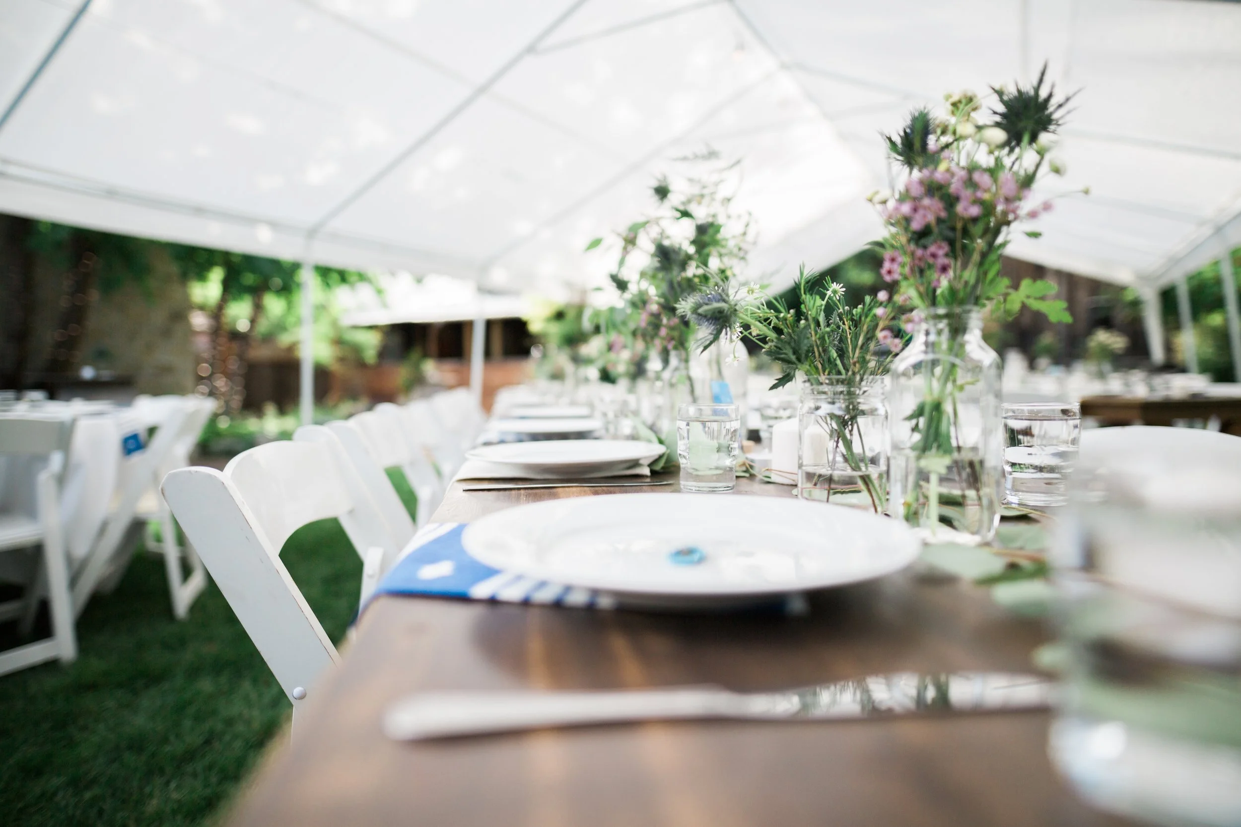 An image of a table setting at StoneHouse101. StoneHouse101 is an intimate indoor outdoor events venue in Roslyn, Washington, hosting weddings, birthdays, anniversaries, and more near Cle Elum, WA.