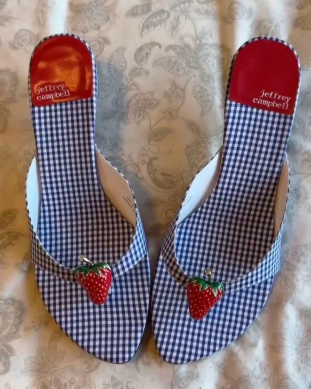 this week&rsquo;s travel inspo: thanksgiving in the Catskills, New York 🍁🥧

the style: knitted sweaters, rustic gingham and plaid, brown leather, cozy accessories 

the stay: @themakerhotel - the lobby library alone is motive to book a few nights i