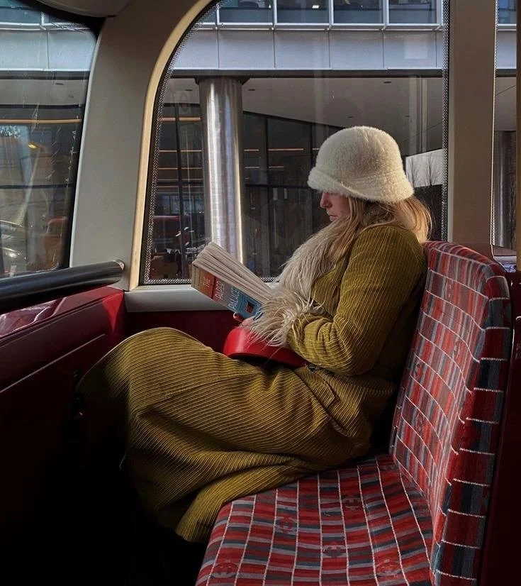 this weeks travel Tuesday inspo: winter weekend in London ☎️

the style: fur lined coats, leather stiletto boots, messy waved hair, oversized bags 

the stay: @battylangleys - opulent yet with simple charm, perfect for a long and cozy weekend in the 