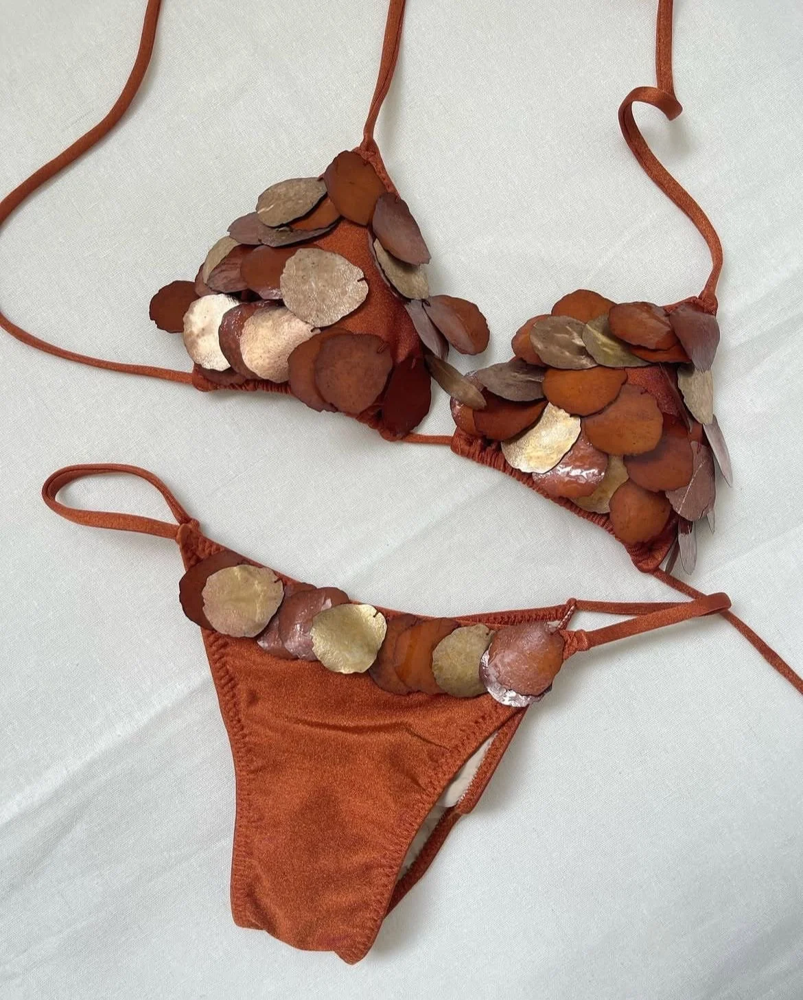 Tuesday travel inspo: Spanish Desert 🏜️ 

the stay: @airedebardenas - tranquil, simple, elevated. Located in Navarra, Spain, offering farm fresh dining, soak tubs, and rooms that let you reset and be apart of the majestic landscape

the style: muted