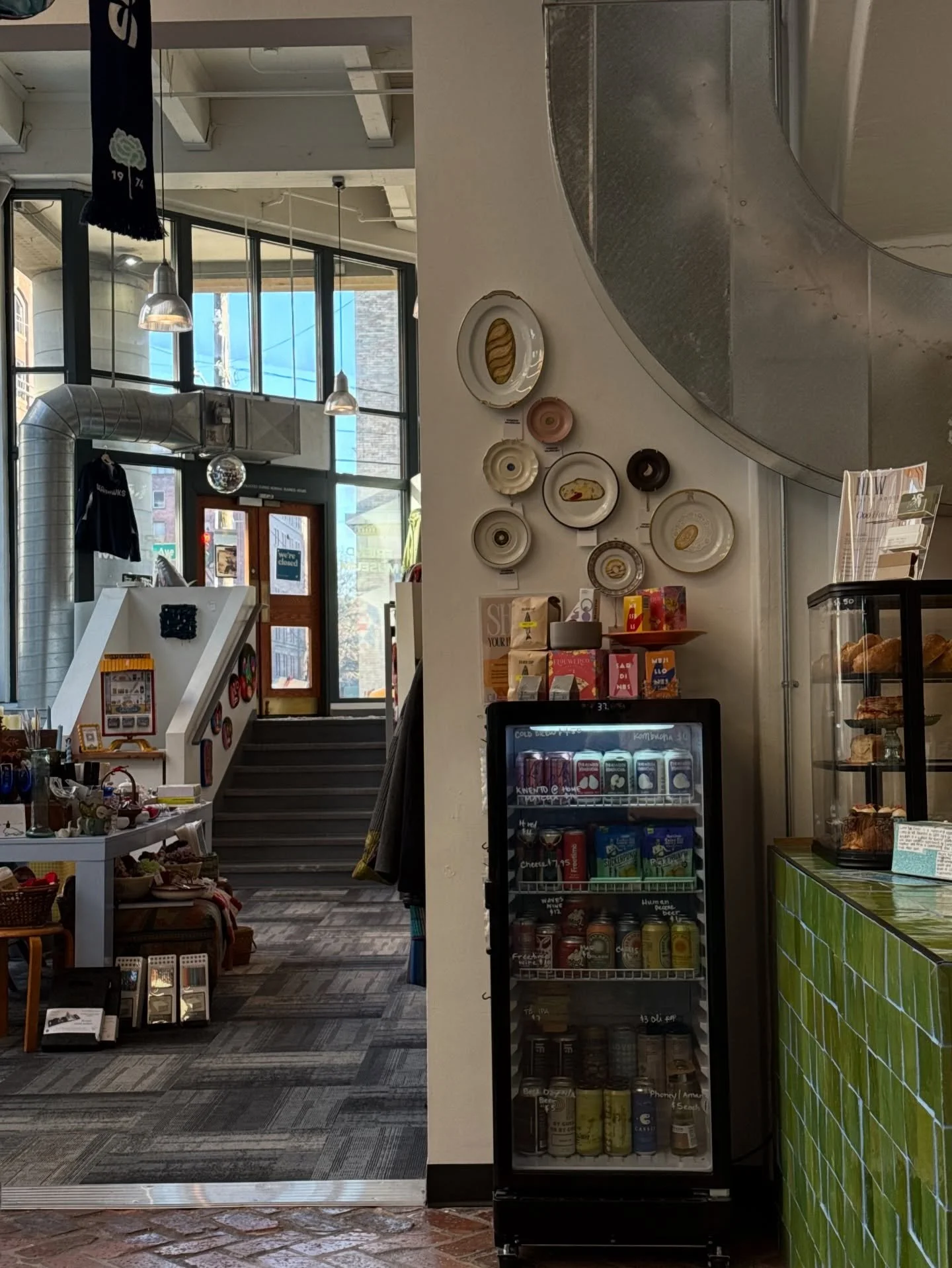 the coffee shop/vintage store/local market of my DREAMS 🎱

I took a long weekend trip to Seattle and tried over 10 coffee shops. This was by far my favorite place I went. from the bright open space to the funky decor and drawing table with crayons t