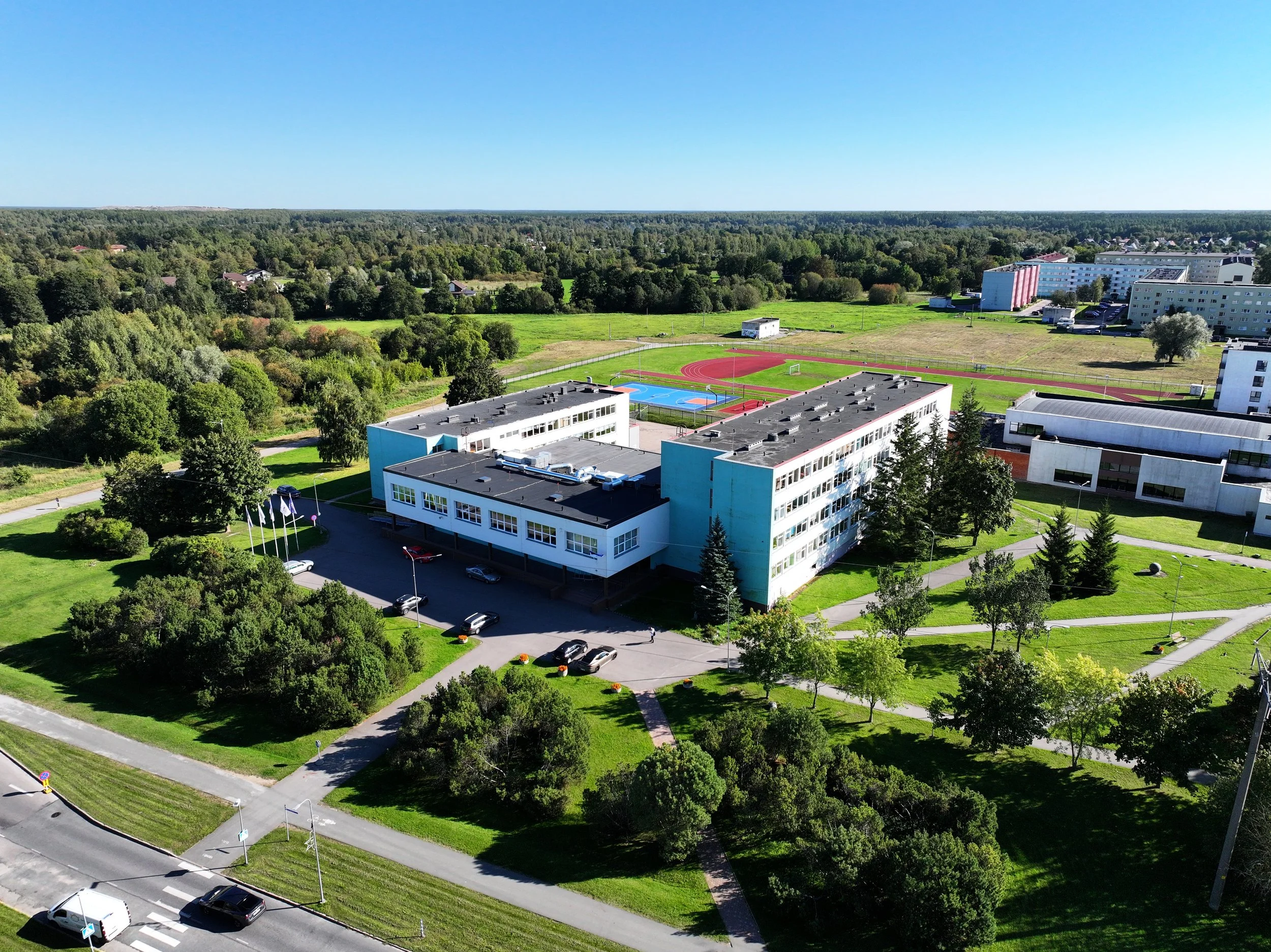 Maardu Gümnaasiumi Ringi tänava hoones on olemas ligipääs ratastooliga