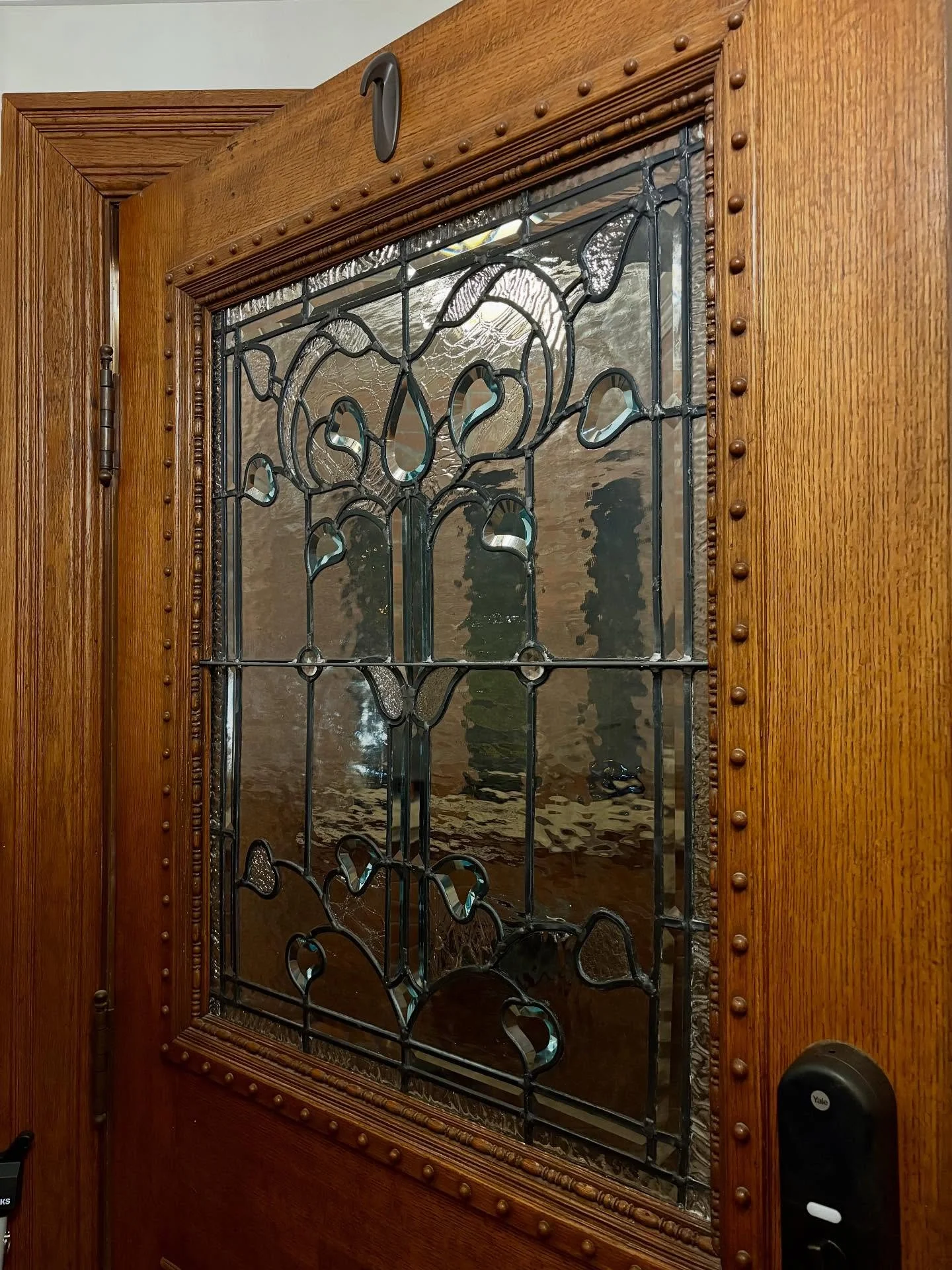 Restoration complete! I added some replacement glass panels, had some custom bevel made for the mid section, added some fresh lead across of the piece, strengthened and polished it for a nice shiny glow

#torontostainedglass #highparktoronto #junctio
