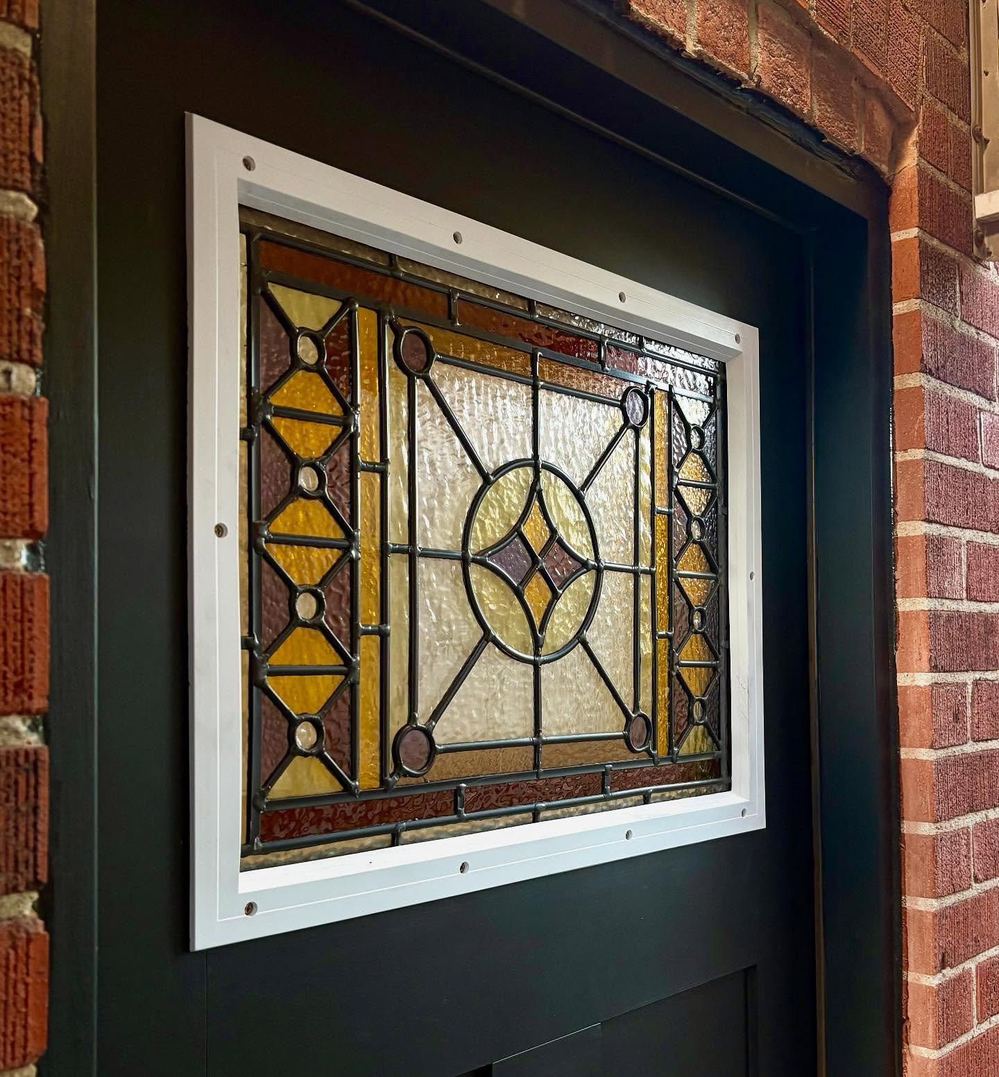 This 24x18 custom panel installed for a repeat customer. Some bold lines and some fun colours 

#stainedglasstoronto #torontoartists #artsmarkettoronto #torontorenovation #torontohomes #torontohomedecor #highparktoronto #junctionto